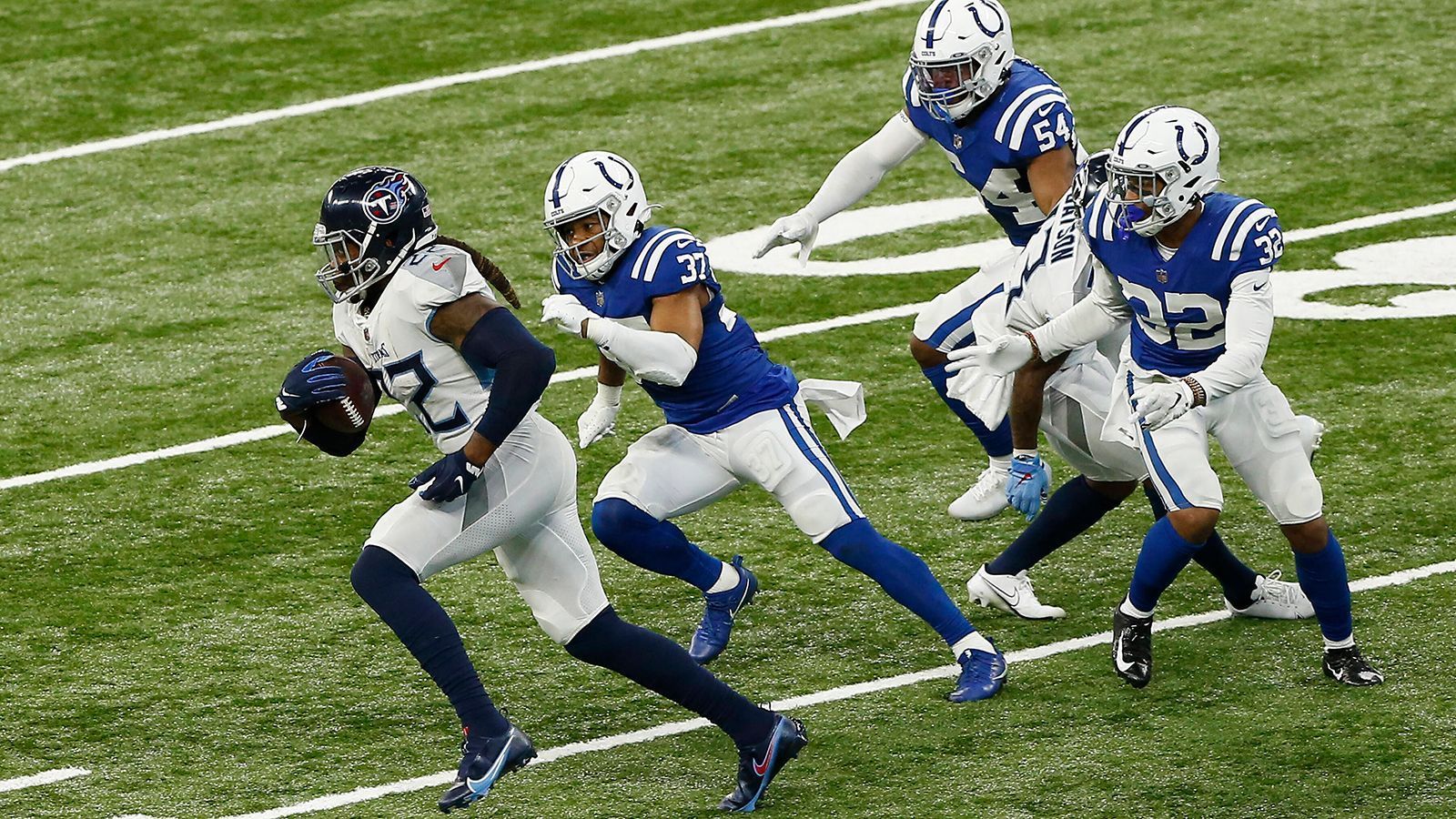 
                <strong>Platz 8: Indianapolis Colts (11-5)</strong><br>
                Kurz mussten die Indianapolis Colts gegen die Jacksonville Jaguars zittern, am Ende stand jedoch ein überzeugender 28:14-Sieg gegen die Jags zu Buche. Beeindruckend dabei waren die insgesamt 273 Rushing Yards, die die Colts als Team akkumulierten, sowie die 253 Rushing Yards alleine von Running Back Jonathan Taylor, was einen Franchise-Rekord aufstellte. Um in den Playoffs nachhaltig Erfolg zu haben, muss ein Team den Ball und die Uhr kontrollieren können. Wenn die Colts das schaffen wie in Woche 17, dann kann auch Philip Rivers auf seine womöglich letzten Tage in der NFL noch via Play-Action-Pässen glänzen. Mit den Buffalo Bills (LIVE am Samstag ab 19:05 Uhr auf ProSieben und ran.de) wartet jedoch ein dicker Brocken auf die Colts.
              
