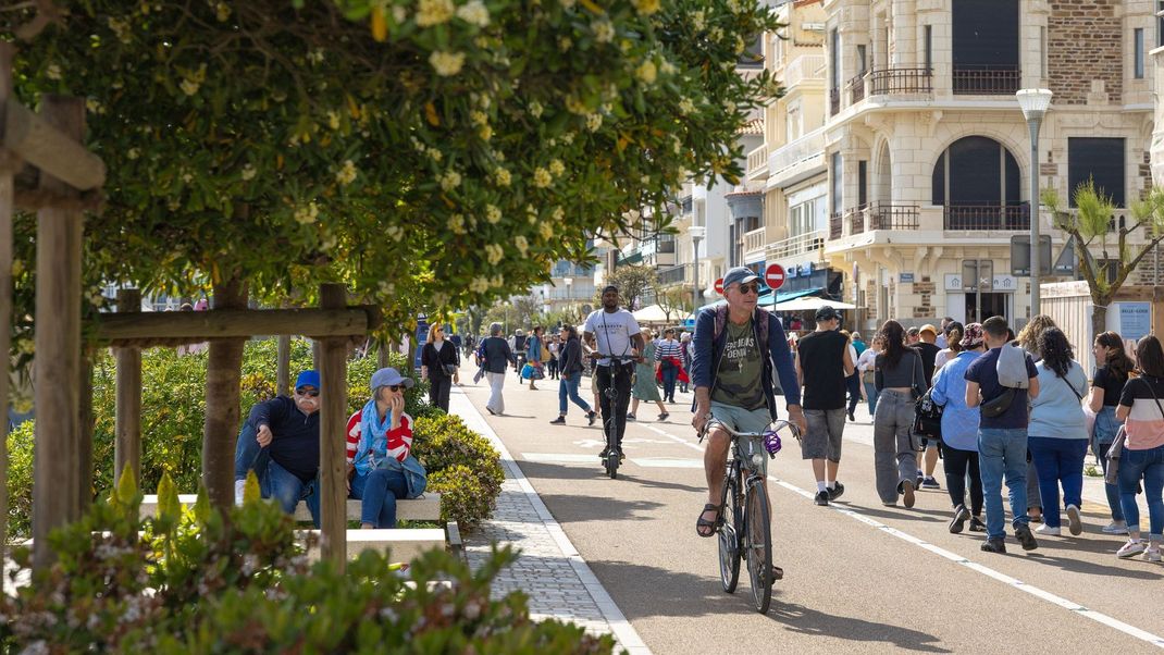 Touristen flanieren auf der Promenade von Les Sables D'Olonne: Der Bürgermeister will mit neuer Kleiderordnung das Stadtbild verändern.