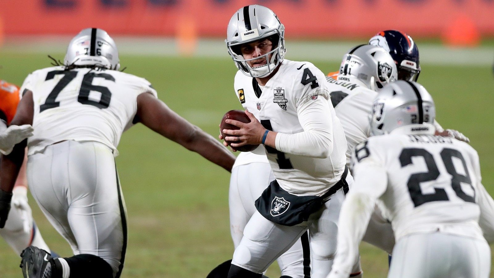 
                <strong>Verlierer: Las Vegas Raiders</strong><br>
                Es waren turbulente Tage in Las Vegas. Die Raiders haben drei ihrer fünf O-Line-Starter abgegeben und so eine der besten Offensive Lines der NFL aufgelöst. Dafür wurde mit Kenyan Drake eine Running Back fürstlich bezahlt, obwohl Las Vegas in die Position erst vor zwei Jahren mit Josh Jacobs einen Erstrunden-Pick investierte. Außerdem gibt General Manager Mike Mayock 13 Millionen Dollar pro Jahr für Yannick Ngakoue aus, der sich weder bei den Vikings noch den Ravens behaupten konnte. Diese Entscheidungen sorgen bei vielen Experten für Kopfschütteln, da helfen die soliden Verträge für John Brown oder Quinton Jefferson nicht. 
              