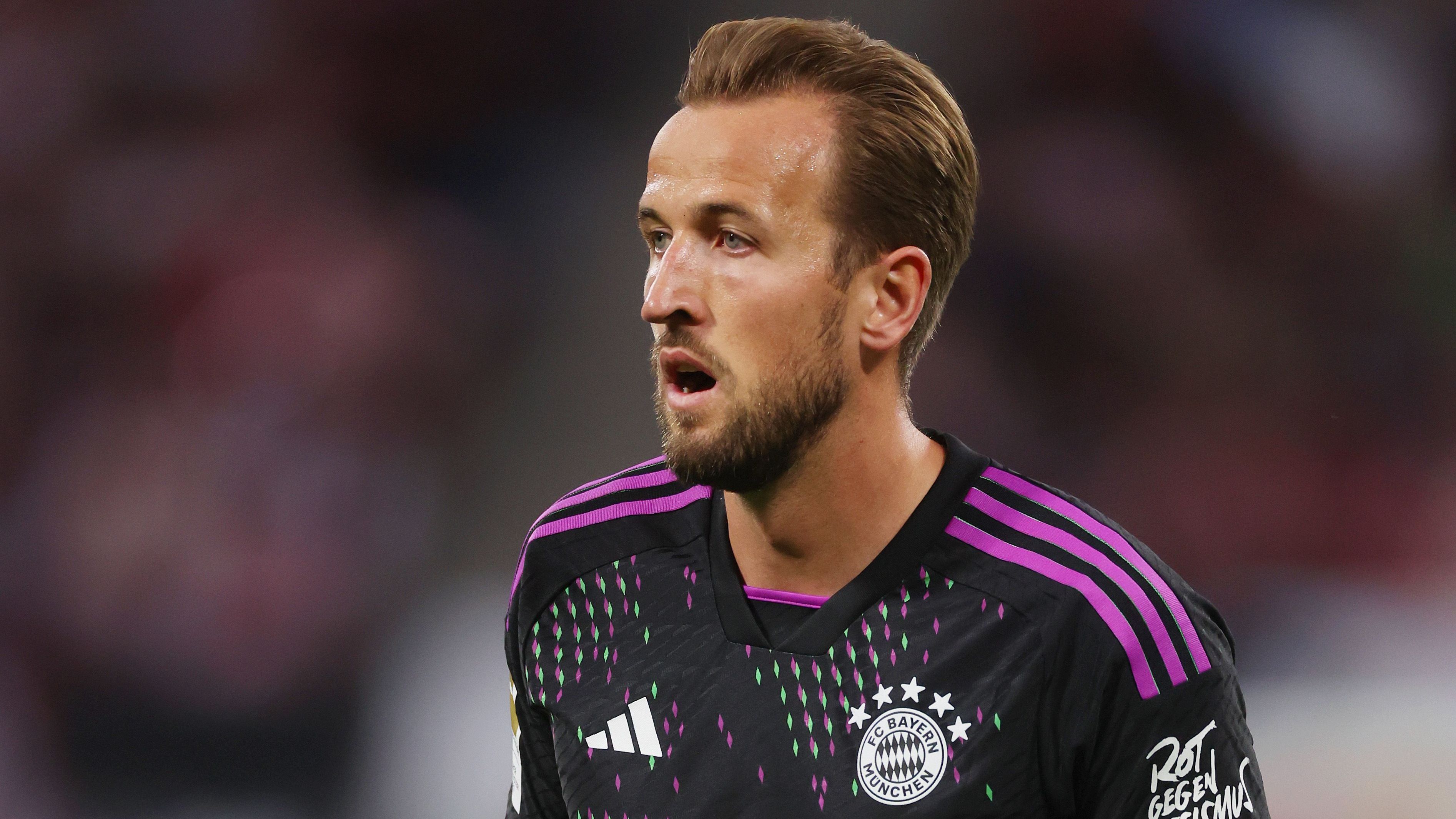 <strong>Harry Kane</strong><br>Kane beweist Cleverness, als er bereits nach zwei Minuten handlungsschnell eine Top-Chance für Musiala einleitet. Er arbeitet viel gegen den Ball, scheut keine schmerzhaften Zweikämpfe, kassiert dabei in der ersten Halbzeit eine Gelbe Karte. Den Elfmeter zum 1:2 verwandelt der Engländer sicher. <strong>ran-Note: 2</strong>