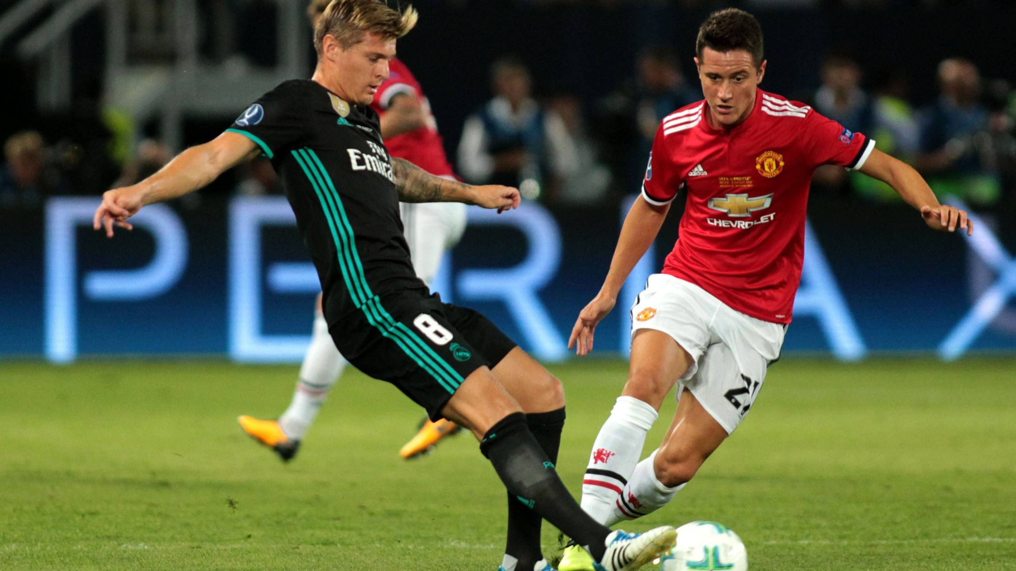 <strong>UEFA-Supercup 2017 gegen Manchester United</strong><br>Am 8. August ging es dann im UEFA-Supercup gegen Europa-League-Sieger Manchester United. Gemeinsam mit Luka Modric und Casemiro bildete Kroos die Zentrale und absolvierte die Partie über die komplette Distanz. Real gewann mit 2:1.