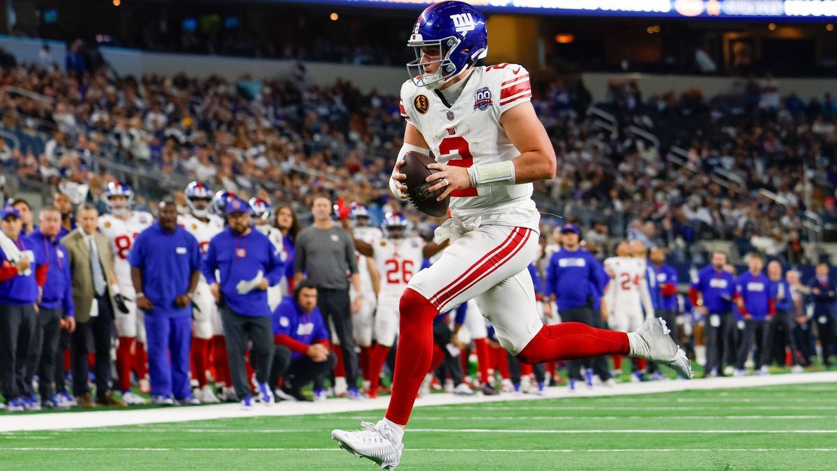 NFL, American Football Herren, USA New York Giants at Dallas Cowboys Nov 28, 2024; Arlington, Texas, USA; New York Giants quarterback Drew Lock (2) rushes for a touchdown during the fourth quarter ...