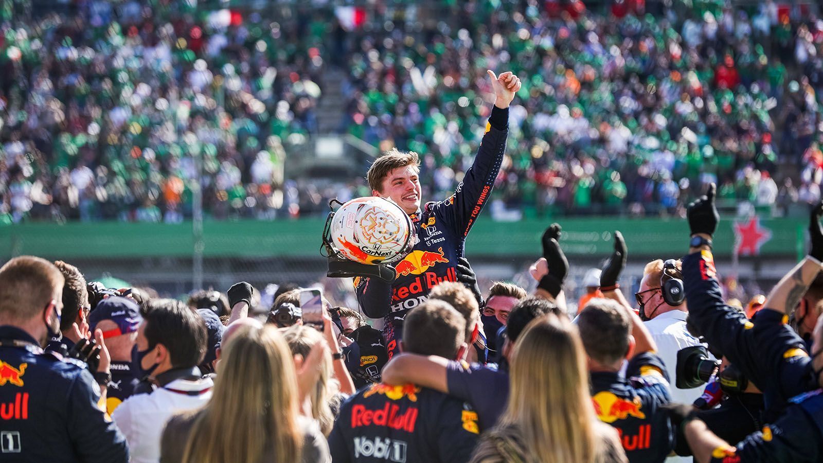 
                <strong>Gewinner: Max Verstappen</strong><br>
                Der Niederländer baute seine Führung in der WM-Wertung auf 19 Zähler aus und das auf höchst beeindruckende Art und Weise. Beim Start bremste er sich brutal an Hamilton und Bottas vorbei und baute danach sukzessive seine Führung aus. Am Ende hatte er sogar Zeit, um Bottas bei der Jagd nach der schnellsten Runde lange Zeit auszubremsen. Es könnte ein erster Meilenstein auf dem Weg zum ersten Titel für Verstappen gewesen sein. 
              