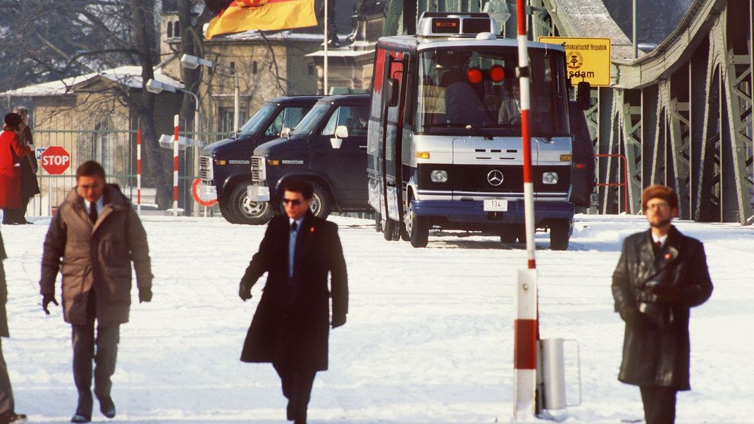 Archivaufnahme, 10. Februar 1986, Berlin: Sicherheitsbeamte in Zivil bei einem Agentenaustausch von acht Personen auf der Glienicker Brücke, die das damalige West-Berlin mit dem DDR-Bezirk Potsdam verband