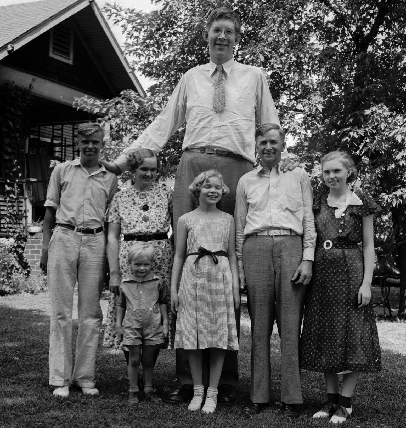 Mit 2,72 Meter war Robert Wadlow der bisher größte gemessene Mensch. Diese Größe ist aber nicht die Obergrenze gesunder Menschen. Ein Tumor hatte bis zu seinem Tod ständig Wachstumshormone produziert.