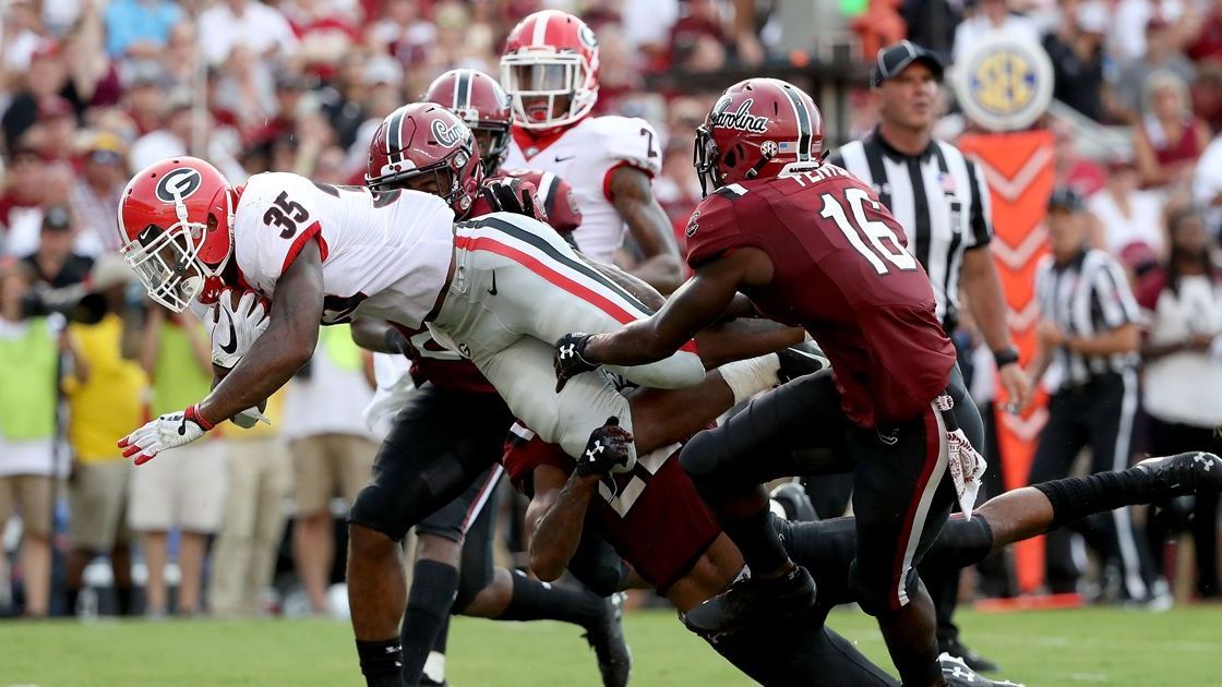 <strong>South Carolina Gamecocks - Georgia Bulldogs</strong><br>
                Die Gamecocks und die Bulldogs duellieren sich seit 1894. Beim&nbsp; "Border Bash" am Freitag vor dem Spiel treffen sich in&nbsp;Augusta, Georgia - also genau an der Grenze zu South Carolina - tausende Fans, um gemeinsam zu feiern und mit der Hilfe von vielen lokalen Unternehmen und Sponsoren Geld für wohltätige Zwecke für Kinder&nbsp;in der "Border Bash Foundation" zu sammeln.&nbsp;