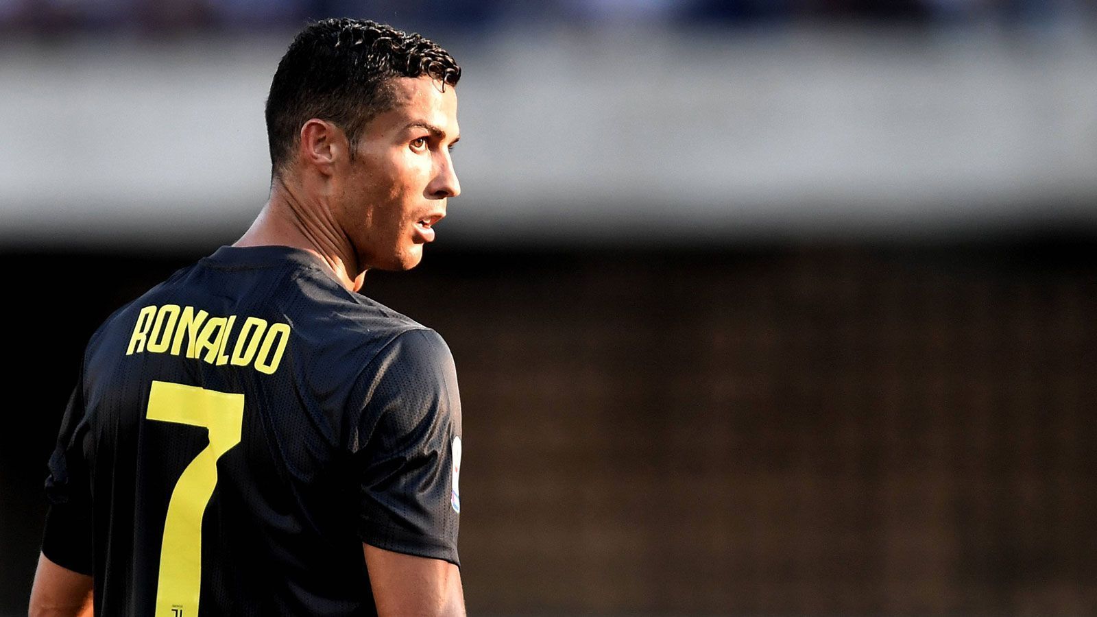
                <strong>Cristiano Ronaldo </strong><br>
                112 Millionen Euro gab Juventus Turin für Cristiano Ronaldo aus. Zum Saisonauftakt der Serie A gegen Chievo Verona wollten die Tifosi ihren neuen Liebling zaubern sehen. ran.de erklärt, wie das CR7-Debüt lief.
              