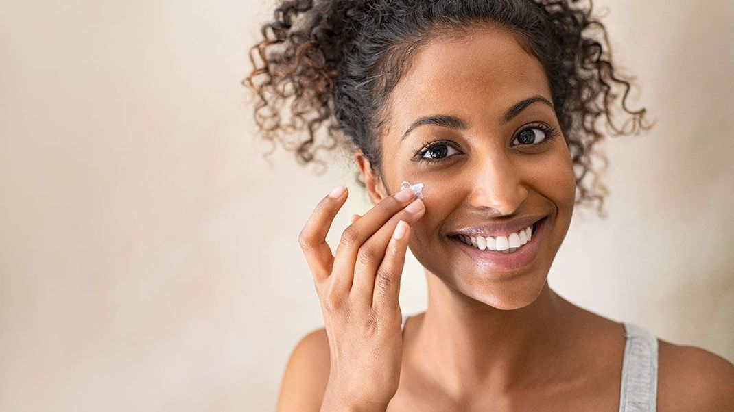 Von Pickel-Patches über Hausmittel - hier verraten wir euch, was wirklich gegen Pickel hilft und warum ihr Zugsalbe unbedingt in eurer Beauty-Apotheke haben solltet.