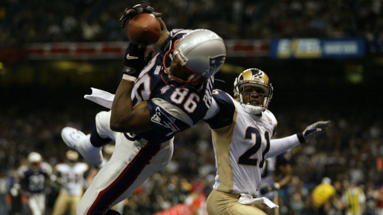 <strong>Super Bowl XXXVI</strong><br>
                New England Patriots&nbsp;-&nbsp;St. Louis Rams&nbsp;20:17 (3. Februar 2002)<br>Stadion:&nbsp;Louisiana Superdome (New Orleans)
