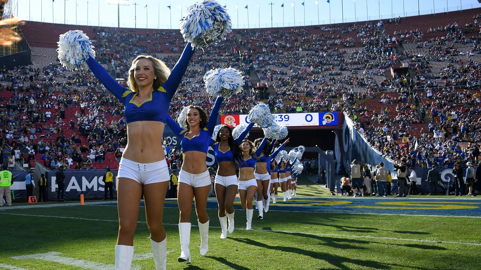 
                <strong>Los Angeles mit wenig Interesse</strong><br>
                Im Vordergrund tanzen die Cheerleader, im Hintergrund sind die Ränge leer. Die Stadt Los Angeles zeigt traditionell alles andere als reges Interesse am örtlichen NFL-Team. Schon in den 80er- und frühen 90er-Jahren waren die Einwohner Kaliforniens eher an den Lakers um "Magic" Johnson und den Kings um Wayne Gretzky interessiert. Die Rams zogen daraufhin nach St. Louis - nur um 2016 in die "Stadt der Engel" zurückzukehren. Allerdings war das Los Angeles Memorial Coliseum (im Bild) meist in der Hand der Fans des Auswärtsteams. Jetzt haben die Rams und die Chargers eine echte Luxus-Spielstätte. Was trotzdem bleibt: ein Zuschauer-Problem. So mussten die Rams den Vorverkauf für das Championship Game gegen die San Francisco 49ers auf die Einwohner des Großraums Los Angeles beschränken. Heimspiel ist bei den Rams nicht immer automatisch ein Heimspiel.
              
