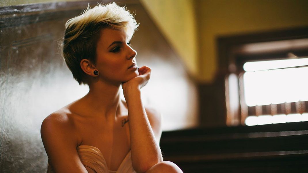 Kurze Seiten und längeres Deckhaar – mit einem abgewandeltem Pixie-Cut ist das machbar! Welche Trendfrisur wird dein Hair-Style in 2021? 