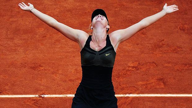 
                <strong>2012: Der Karriere-Grand-Slam</strong><br>
                Lange vier Jahre dauerte es bis zum nächsten großen Titel. Aber das Warten hat sich gelohnt, denn mit dem Sieg bei den French Open gelang Scharapowa ein historischer Erfolg. Nur neun Tennisspielerinnen vor ihr haben es geschafft, alle vier Grand Slams zu gewinnen
              