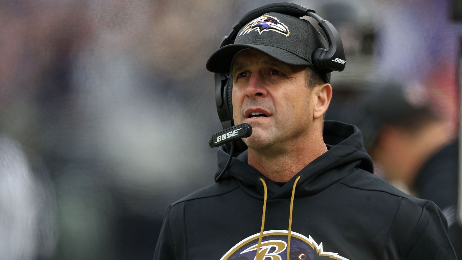 <strong>Baltimore Ravens</strong><br>
                • Head Coach: John Harbaugh (im Bild)&nbsp;<br>• Offensive Coordinator: Todd Monken&nbsp;<br><strong>• Defensive Coordinator: n.v. (Mike Macdonald ging zu den Seahawks)<br></strong>• Special Teams Coordinator: Chris Horton&nbsp;<br>• General Manager:&nbsp;Eric DeCosta