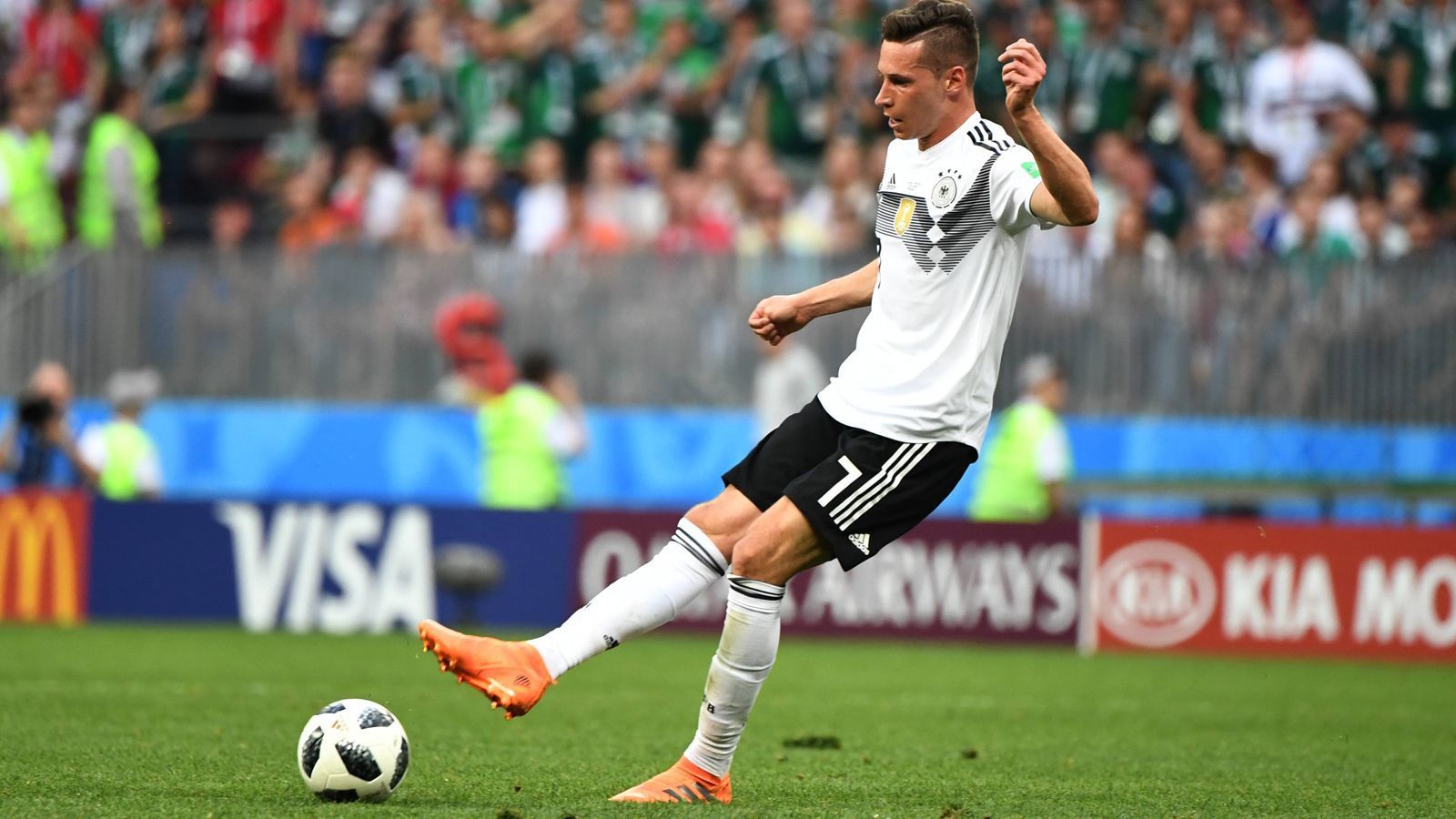 
                <strong>Julian Draxler</strong><br>
                Er war gegen Mexiko zumindest ein kleiner Lichtblick im ansonsten erschreckend schwachen Spiel der deutschen Nationalmannschaft. Julian Draxler versprühte einen Hauch von Kreativität und hatte die klarsten Aktionen im deutschen Spiel. Zudem hat er vor einem Jahr im Confed Cup als Kapitän bewiesen, dass er auch Verantwortung übernehmen und eine Mannschaft tragen kann. Mit seiner exzellenten Technik, seiner Dribbelstärke, seiner Spielintelligenz und seinen Qualitäten als Vorlagengeber und Vollstrecker könnte er gegen Schweden den Unterschied ausmachen.
              