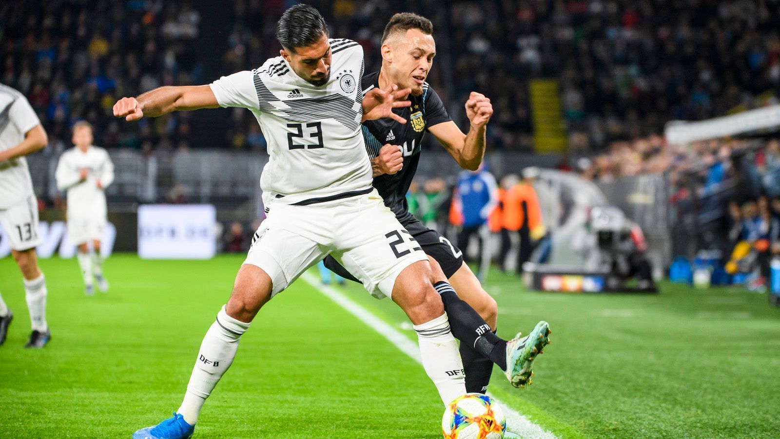 
                <strong>Emre Can</strong><br>
                In der Youngster-Defensive des DFB-Teams ist Can noch einer der erfahrensten. Und er macht seine Sache sehr gut. Startet als Sechser, aber lässt sich immer wieder in die Viererkette zurückfallen, um den offensiven Außenverteidigern den Rücken freizuhalten. Mehrfach ist Can klärend im Strafraum zur Stelle. Die riesige Chance auf das 3:0 zu Beginn der zweiten Hälfte lässt er – allerdings nach einem 80-Meter-Sprint – liegen. ran-Note: 3
              