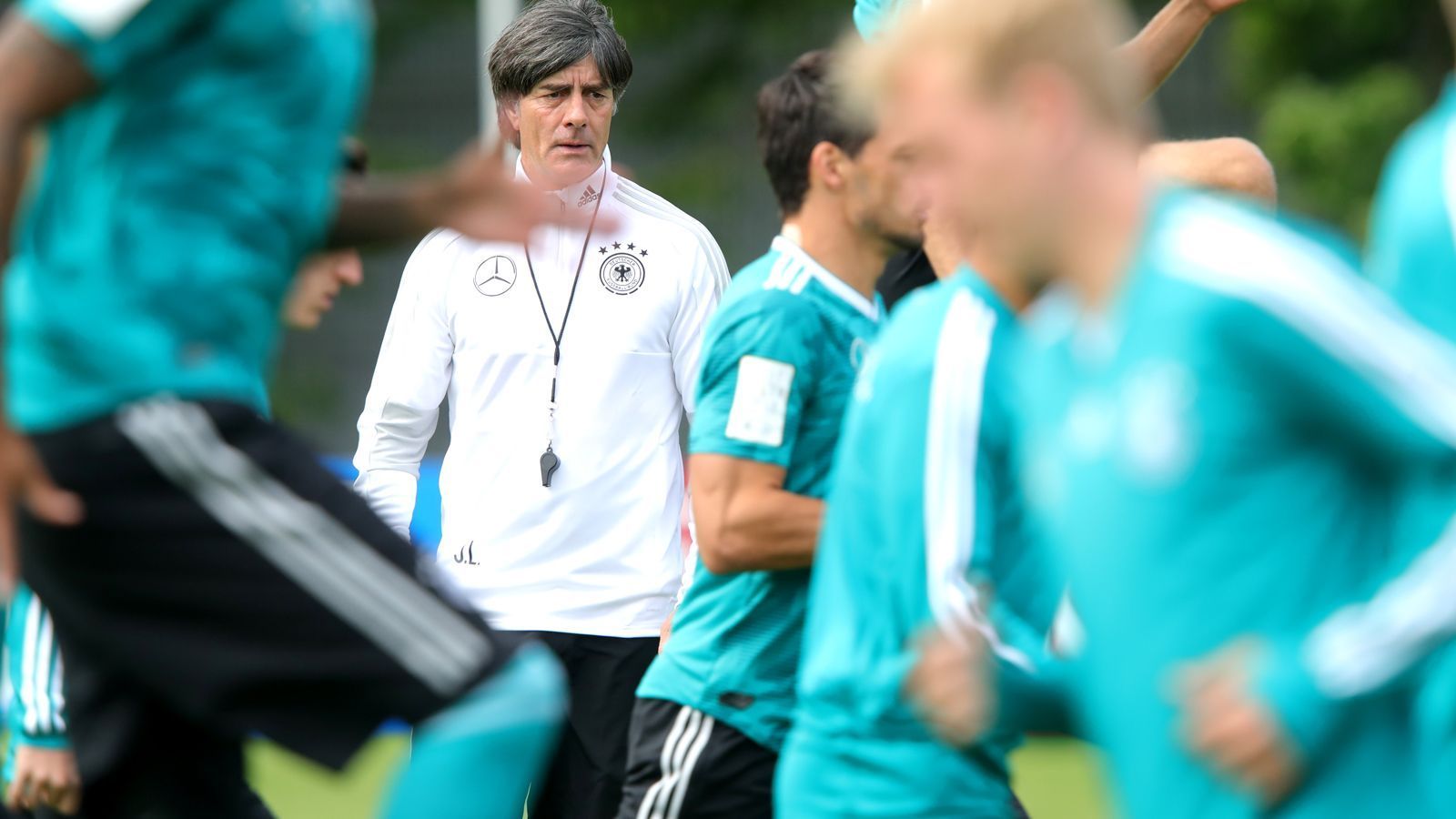 
                <strong>ran-Redakteur fordert: Systemwechsel und Gündogan rein!</strong><br>
                Joachim Löw muss nach einer schwachen WM-Vorbereitung die beste Elf für den Auftakt gegen Mexiko finden. ran-Redakteur Tobias Hock rät nach den Eindrücken der vergangenen Wochen zu Änderungen: Die DFB-Elf sollte sein System überdenken. Außerdem muss Ilkay Gündogan ran! Einige spielen beim WM-Auftakt auf Bewährung.
              