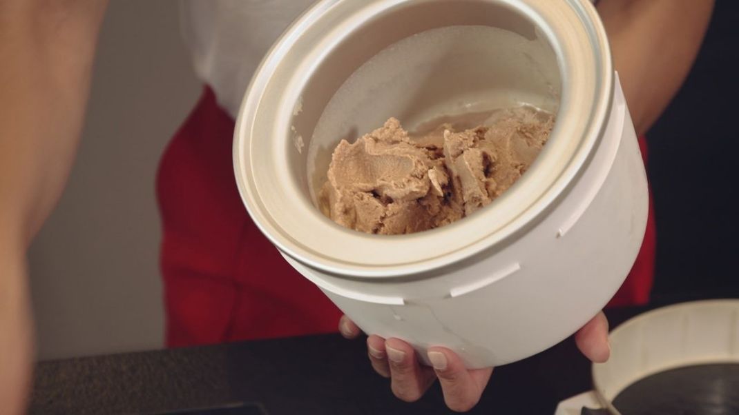 Eissorten auf Milchbasis kannst du mit der Eismaschine einfach selber machen. Im Rezept unten erfährst du, wie es geht. 