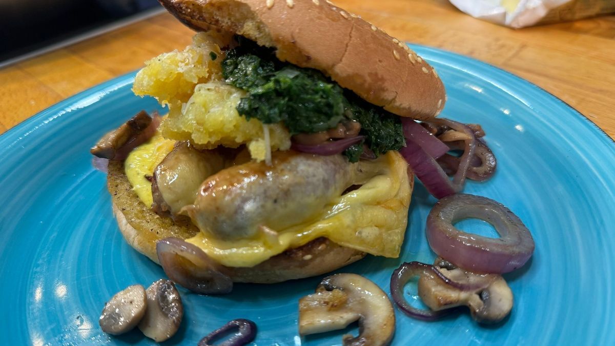 Wurst-Burger mit Knödelpommes