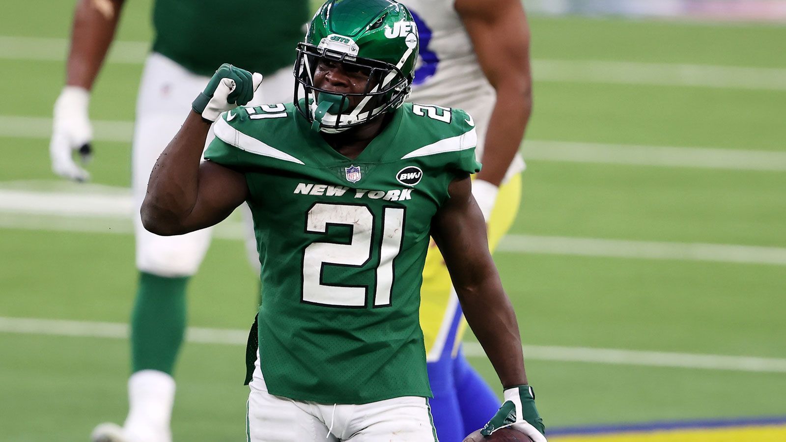 
                <strong>Frank Gore (Running Back)</strong><br>
                Nur Emmitt Smith und der viel zu früh verstorbene Walter Payton trugen den Football in der NFL für mehr Yards als Frank Gore, der es in seinen 16 Jahren auf 16.000 Rushing Yards gebracht hat. Mit mittlerweile 38 Jahren gestaltet sich die Suche nach einem neuen Klub jedoch schwierig. Zumal in den vergangenen beiden Spielzeiten bei den Buffalo Bills und den New York Jets zusammengezählt für Gore unterdurchschnittliche 1274 Yards über den Boden heraussprangen. Der fünfmalige Pro Bowler muss also seinem fortgeschrittenen Footballeralter Tribut zollen, benötigt mehr Pausen als in seinen Hochzeiten, als Gore eine 1000er-Saison an die andere reihte. Dennoch ist und bleibt der kleine Running Back aus Florida ein Phänomen.
              