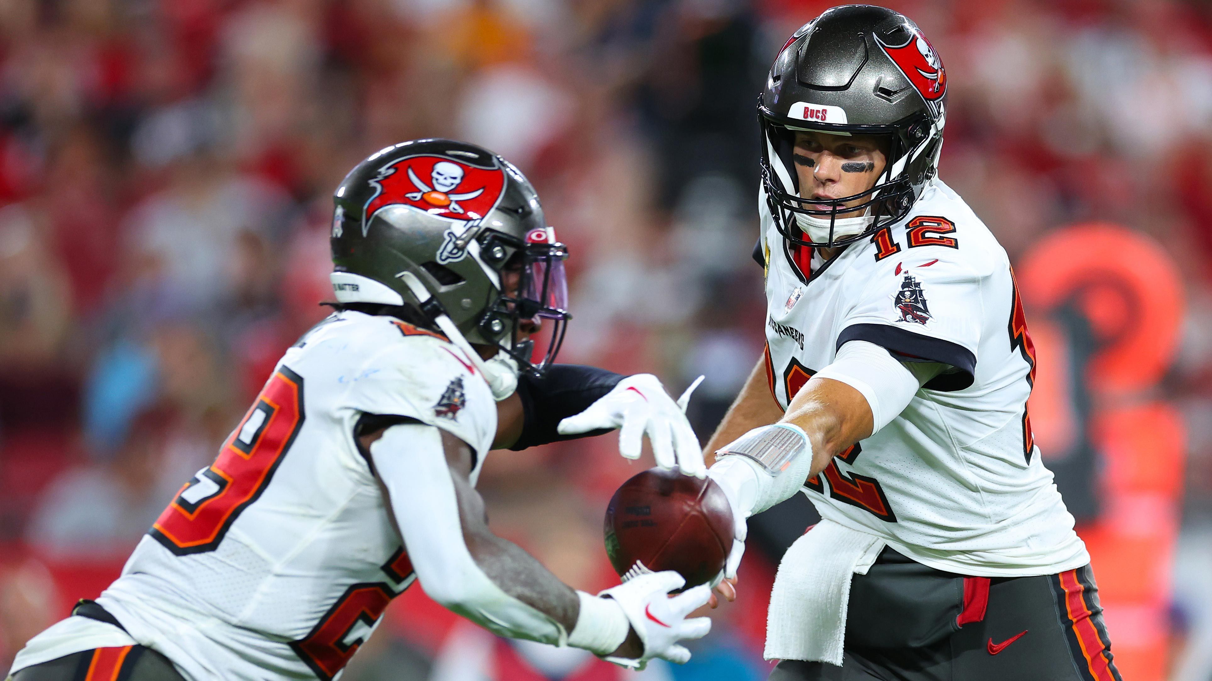 
                <strong>Kaum Interceptions</strong><br>
                Nach neun Spielen weist Brady gerade einmal eine einzige Interception auf. Damit ist er der einzige Starting-Quarterback in der laufenden Saison, bei dem dies der Fall ist. Wenn die Bucs also einen Turnover hinnehmen müssen, liegt es in der Regel nicht an ihrem Spielmacher. Allerdings sei auch erwähnt, dass Brady aktuell erst bei ungewöhnlichen zehn Touchdowns steht, damit liegt der 45-Jährige zurzeit auf dem geteilten 16. Platz. Was die Fumbles anbelangt, liegt Brady in 2022 bei drei, von denen zwei verloren gingen.
              