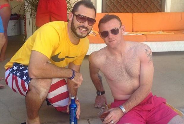 
                <strong>Wayne Rooney </strong><br>
                Nach dem frühen WM-Aus Trübsal blasen? Nicht bei Rooney - der fliegt mit seiner Coleen nach Las Vegas und genießt seine freie Zeit am Pool. 
              
