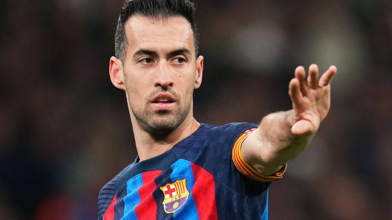 
                <strong>Sergio Busquets (FC Barcelona)</strong><br>
                Der Kapitän stört Vinicius Jr. vor dem 0:1 nur halbherzig. Mit einem Stockfehler ermöglicht er die dicke Chance für den gerade erst eingewechselten Rodrygo. Ansonsten ist ihm nicht wirklich etwas vorzuwerfen. Viele Situationen löst die Barca-Legende mit Übersicht und Erfahrung. Eine durchaus runde Sache also. ran-Note: 3
              