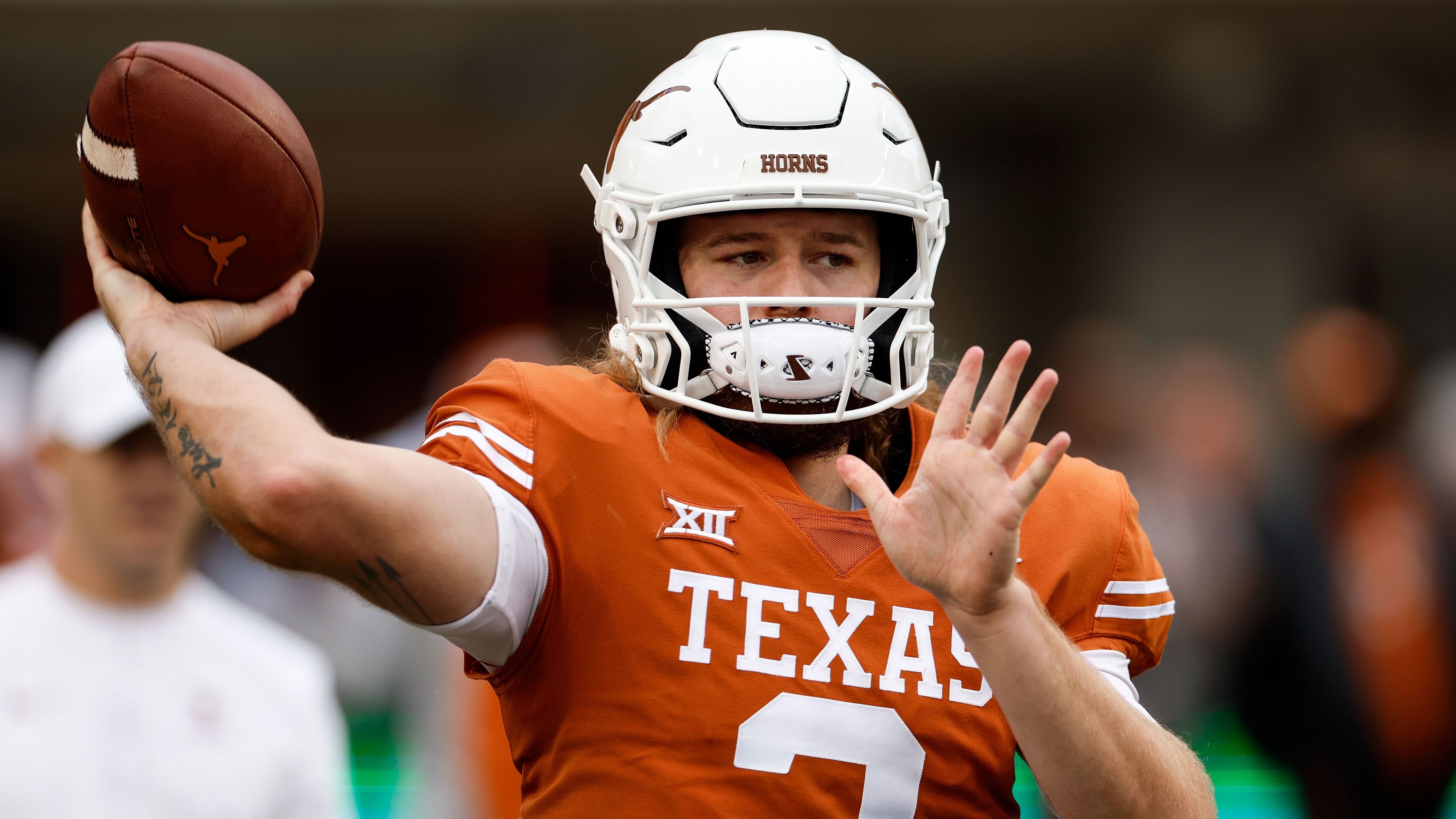 <strong>11. Texas Longhorns: Quinn Ewers</strong><br>Die Zeit Arch Mannings ist noch nicht gekommen. Der Neffe der NFL-Legenden Peyton und Eli wird entweder als zweiter oder dritter QB in die Saison gehen. Mit Quinn Ewers steht der Starting-Quarterback der Longhorns aber schon fest. Der 20-Jährige spielte eine solide Debütsaison, damit Texas aber um den Titel spielen kann, muss Ewers sich in dieser Saison deutlich steigern.&nbsp;