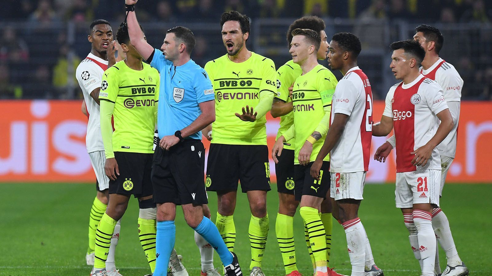 
                <strong>Nach Hummels-Drama: Dortmund verliert auch das Rückspiel gegen Ajax</strong><br>
                Borussia Dortmund muss sich Sorgen um den Einzug in die K.O.-Phase der Champions League machen. Nach dem 0:4-Debakel in Amsterdam verliert die Rose-Elf auch das Rückspiel mit 1:3. Knackpunkt: Eine unberechtigte Rote Karte gegen Mats Hummels. ran hat die BVB-Spieler in der Einzelkritik. 
              