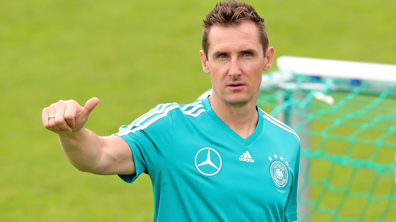 
                <strong>Miroslav Klose</strong><br>
                Dass der DFB auf verdiente Spieler zurückgreift, auch wenn diese über wenige bis keine Trainer-Erfahrung verfügen, ist nicht neu. Das zeigten schon die Beispiele Jürgen Klinsmann und Franz Beckenbauer. Klose ist eines der Gesichter der Löw-Ära, war Teil des Trainerteams der WM 2018 und könnte den seit 2004 eingeschlagenen Weg nahtlos fortsetzen. Die größte Hürde hier ist aber wohl der FC Bayern. Dort besitzt 40-Jährige ab Juli einen Vertrag als U17-Trainer.
              