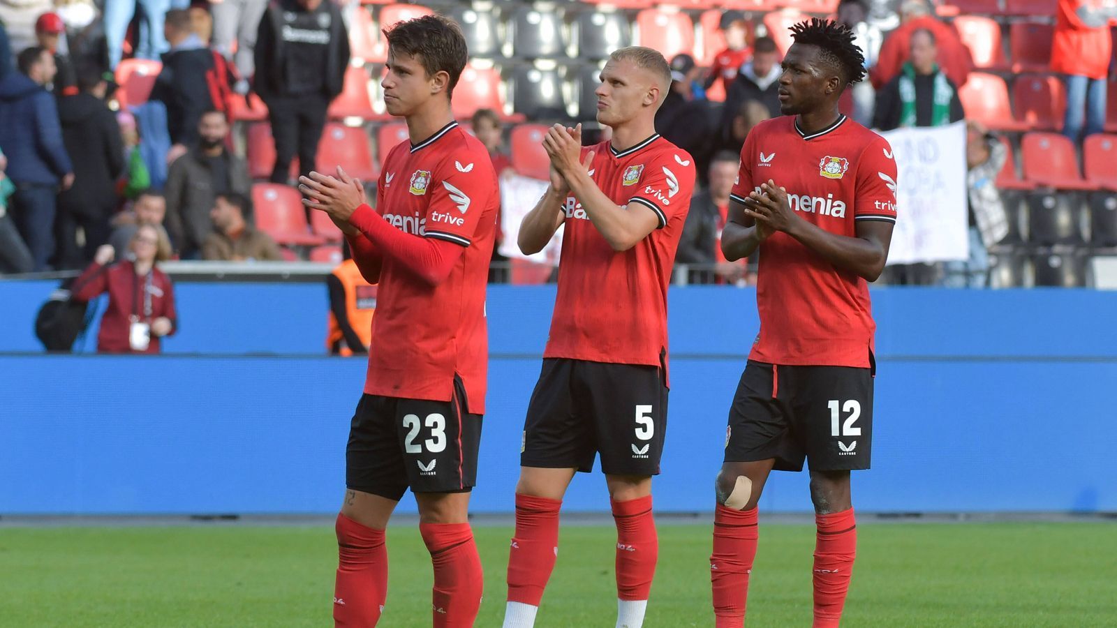 
                <strong>Leverkusen ist kein Spitzenteam</strong><br>
                Das Sorgenkind der Bundesliga: Bayer Leverkusen. Die Werkself kommt mit fünf Punkten aus sieben Spielen nicht wirklich in Schwung und steht derzeit nur knapp über dem Strich. Der Druck auf Trainer Gerardo Seoane wird immer größer, denn eigentlich wollte Bayer wie gewohnt die Champions-League-Ränge angreifen. Stattdessen warten demnächst wohl Endspiele auf den Schweizer Trainer. Nach der Länderspielpause geht es auswärts zu den Bayern. Es gibt einfachere Aufgaben.
              