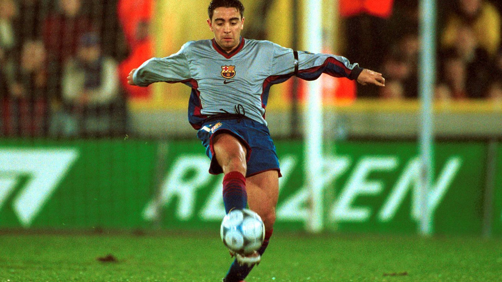 
                <strong>Xavi (FC Barcelona)</strong><br>
                Das Eigengewächs wird von van Gaal zu den Profis hochgezogen. Der La-Masia-Schüler darf dann erstmals im Oktober 1998 in der Primera Divison ran. Der "General" ebnet somit den Weg Xavis zu einer Karriere, die wohl ihresgleichen sucht. Er gewinnt mit Barcelona und Spanien alle möglichen Titel. 2015 verlässt er die Katalanen und lässt seine Karriere dort ausklingen.
              