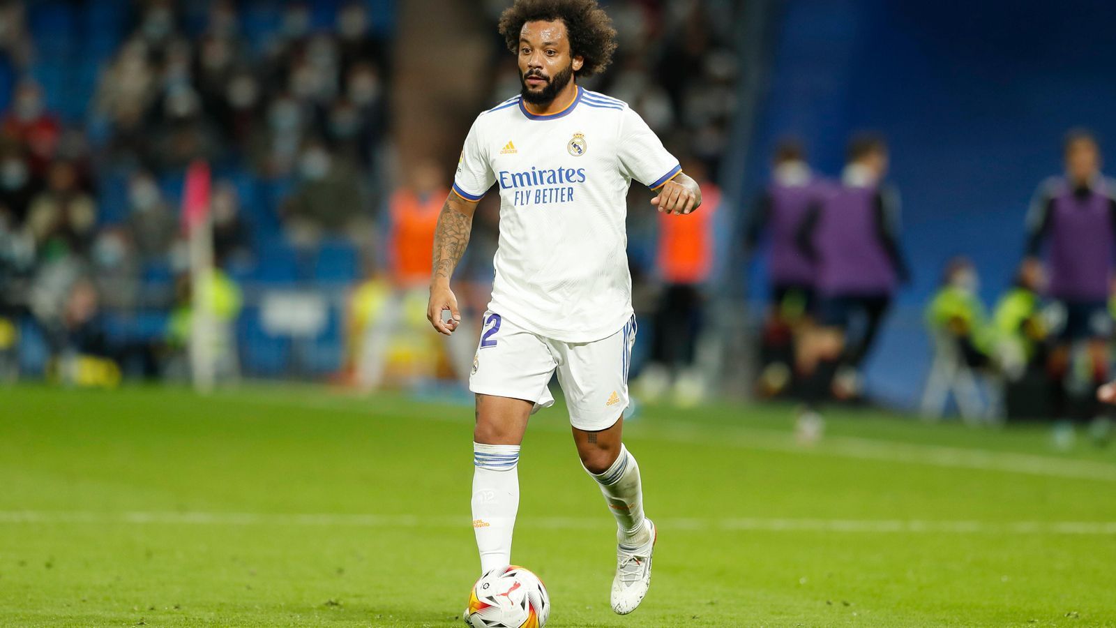 
                <strong>Marcelo</strong><br>
                Marcelo genießt in Madrid höchstes Ansehen, mit 33 Jahren neigt sich seine Zeit bei den Königlichen allerdings dem Ende entgegen. Offenbar gibt es Angebote aus der Heimat des Brasilianers, Real würde Marcelo sicher keine Steine in den Weg legen.
              