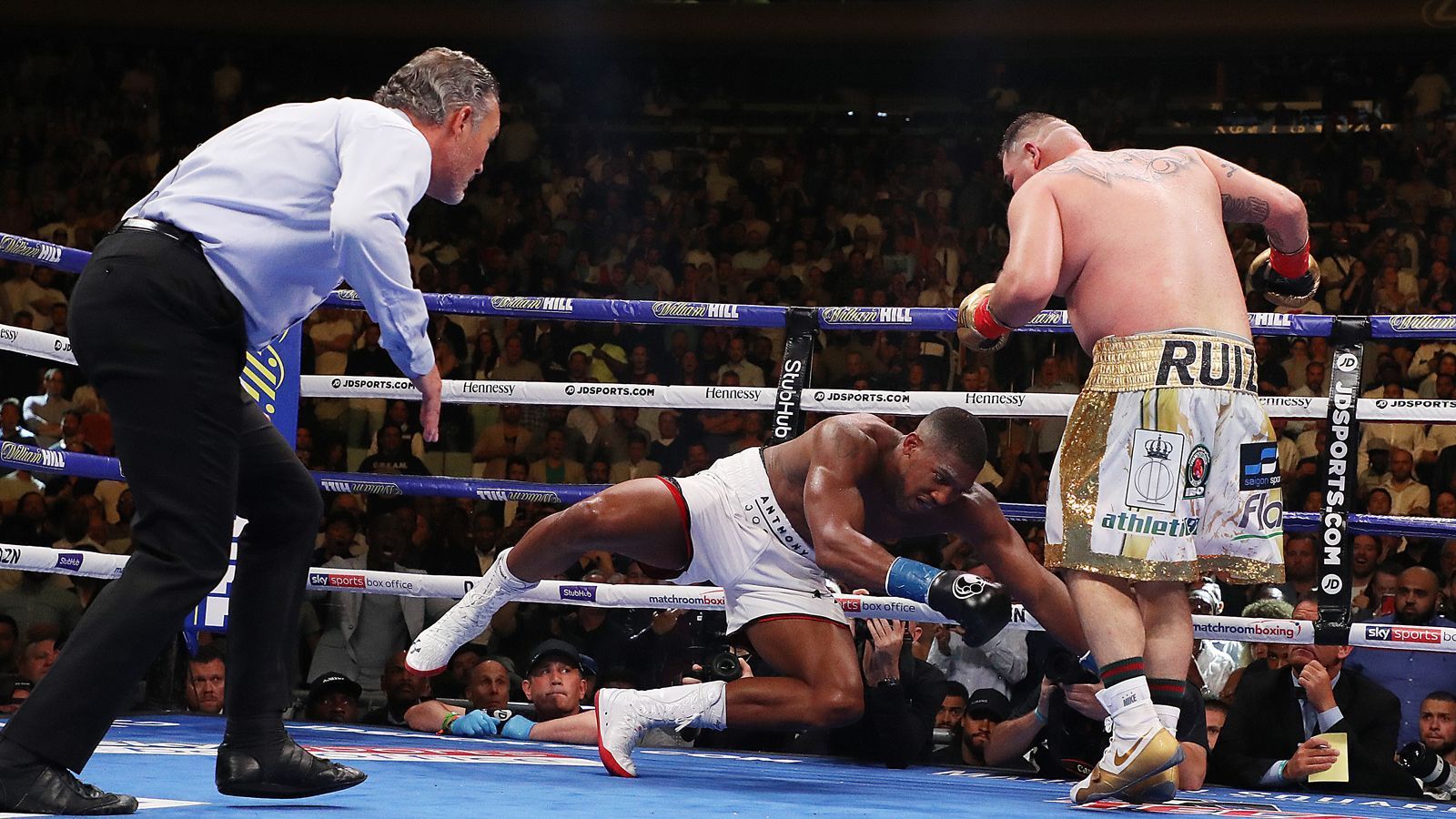 
                <strong>Erste Niederlage für Anthony Joshua</strong><br>
                Joshua verliert mit der Niederlage die Gürtel der großen Verbände WBO, WBA und IBF. Für den Briten ist es die erste Niederlage nach zuvor 22 Siegen. Ruiz feiert in seinem 34. Profikampf den 33. Sieg.
              