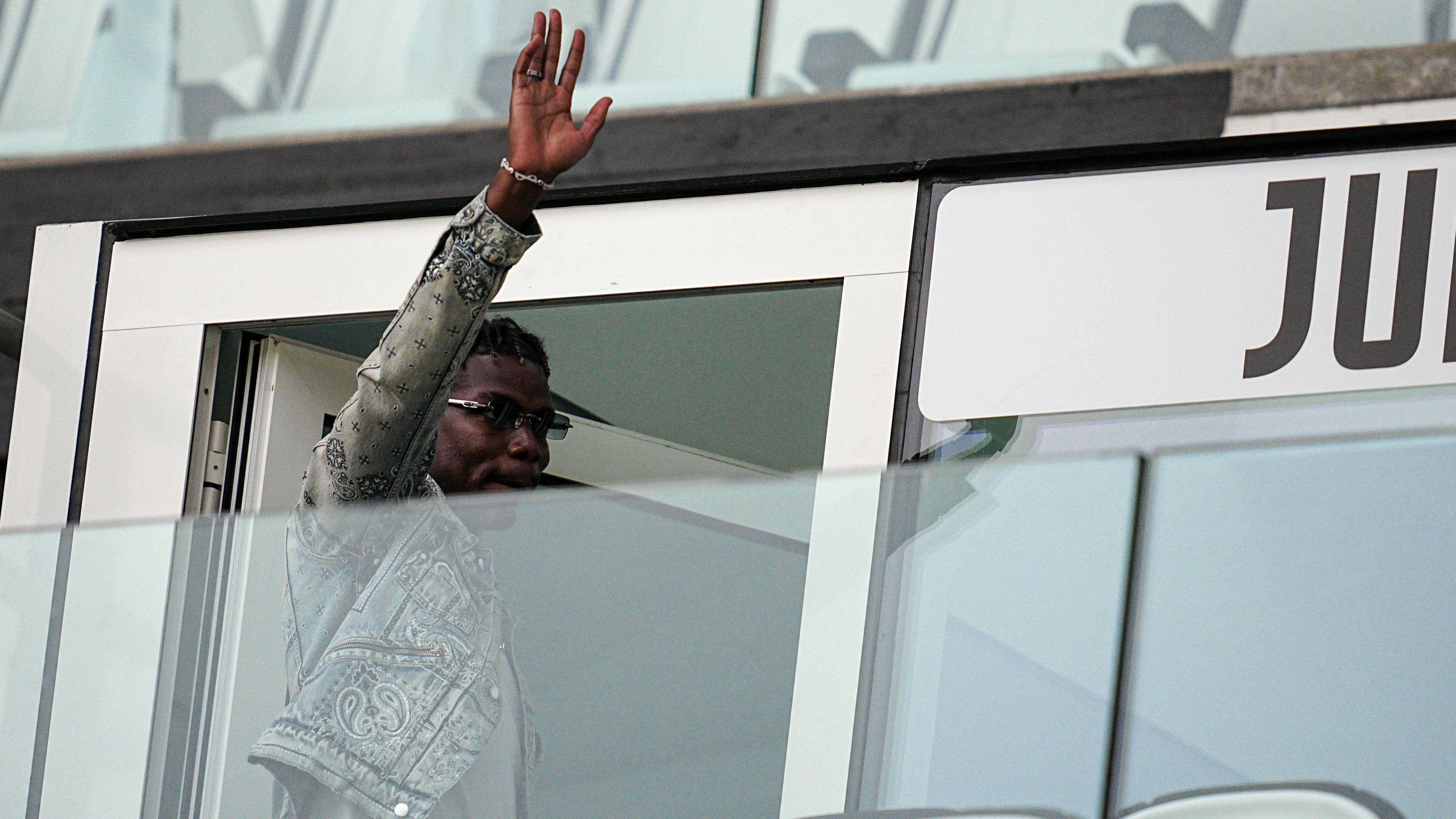 <strong>Paul Pogba (vereinslos)</strong><br>Nachdem der Vertrag von Paul Pogba im vergangenen November bei Juventus Turin aufgelöst wurde, könnte es den Franzosen nun in seine Heimat verschlagen. Laut Fabrizio Romano bemüht sich die AS Monaco um den ablösefreien Mittelfeldmotor. Demnach hat der Ligue A-Klub dem 32-Jährigen einen Zweijahresvertrag unterbreitet. Nun liegt es an Pogba, das Angebot aus dem Fürstentum anzunehmen.
