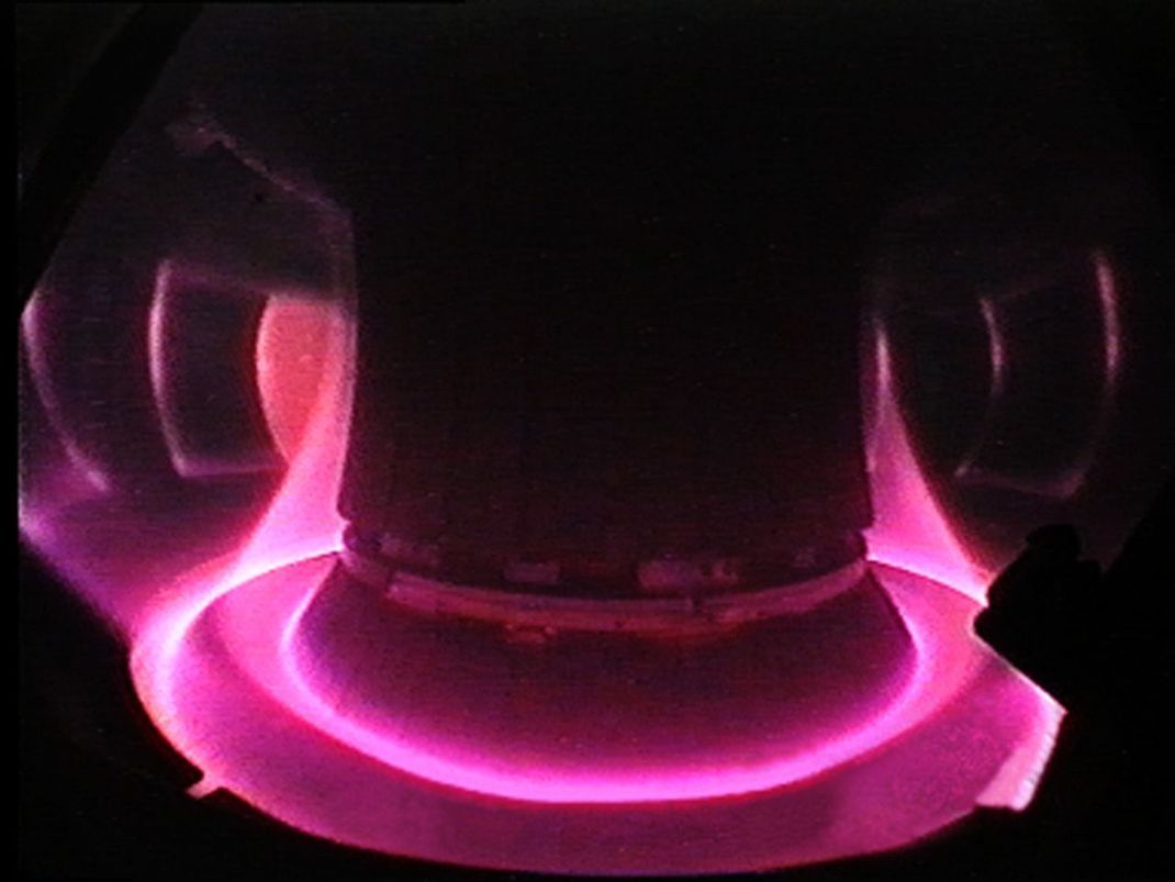 Das Wasserstoffgas in den ringförmigen Fusionsreaktoren ist so heiß, dass sich die Elektronen von den Atomkernen trennen. Das leuchtende Gemisch nennt sich Plasma.
