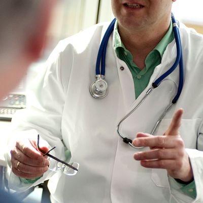 Viele Ärzt:innen kassieren bei ihren Patient:innen unrechtmäßig ab, kritisieren Verbraucherschützer:innen. 