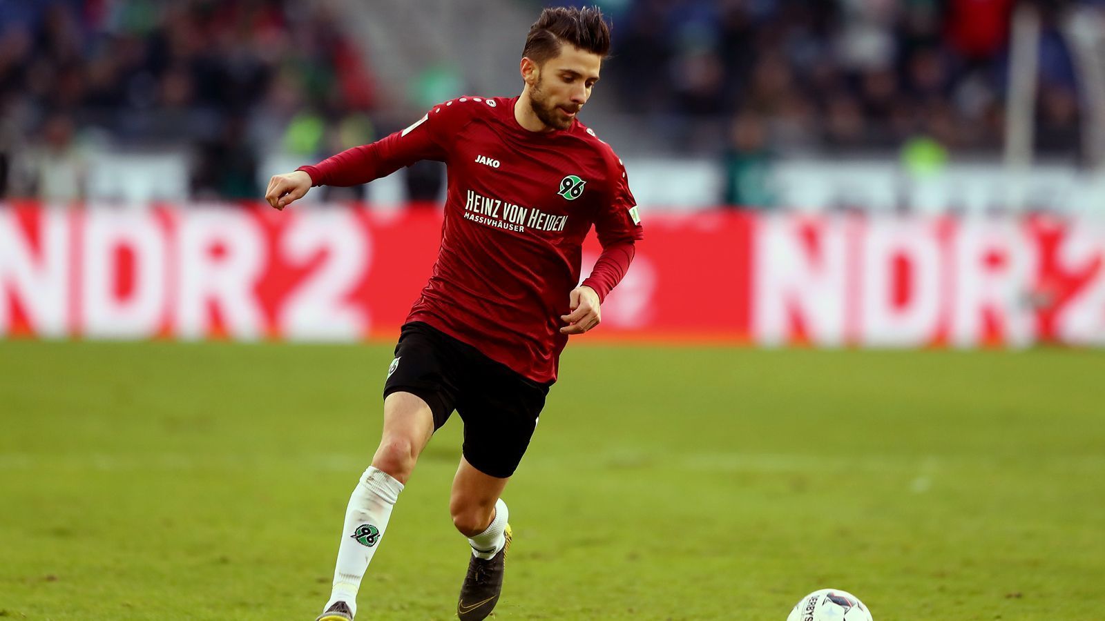 
                <strong>Julian Korb</strong><br>
                Nur unwesentlich mehr Einsätze als Fossum hat Julian Korb vorzuweisen (zwölf Bundesliga-Spiele 2018/19). Daher plant Hannover wohl auch nach dem Abstieg und trotz laufendem Vertrag ohne den Außenverteidiger. Der 27-Jährige hat in Hannover noch einen Kontrakt bis 2020.
              