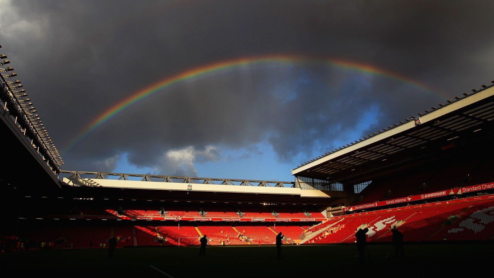 
                <strong>FC Liverpool – Wolverhampton Wanderers (Sonntag 20.15 Uhr)</strong><br>
                Stadion: Anfield Stadium - Kapazität: 54.074 Plätze - Austragungsort: Liverpool - Maximale Zuschaueranzahl am 11. Spieltag: 2000 (Tier 2)
              