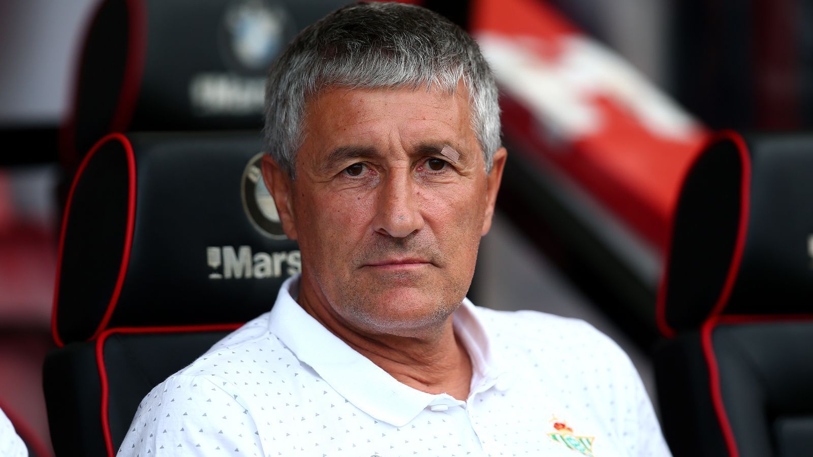 
                <strong>Setien trainierte zuletzt Betis Sevilla</strong><br>
                Der 61-Jährige trainierte bis vergangenen Sommer Real Betis Sevilla. In zwei Spielzeiten führte Setien die Andalusier auf die Plätze sechs und zehn in La Liga. Danach verabschiedete sich der aus Santander stammende Übungsleiter in den Ruhestand und hatte eine Rückkehr in den Profi-Fußball eigentlich nicht geplant.
              