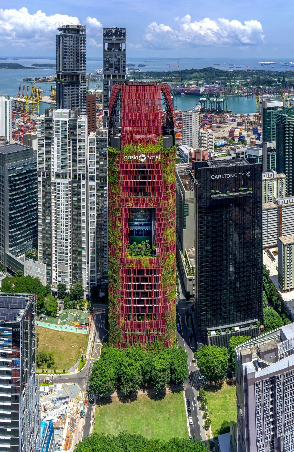 Licht, Luft und Grün verwandeln das "Oasia Hotel Downtown" in Singapur in eine nachhaltige Oase.