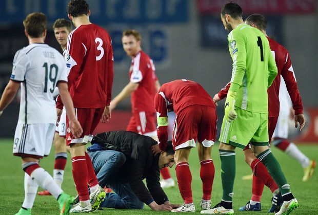 
                <strong>Flitzer beim Länderspiel Georgien-Deutschland</strong><br>
                Im Spiel selbst, das Deutschland mit 2:0 gewann, sorgten dann die Spieler Georgiens selbst dafür, die Flitzer friedlich, aber bestimmt vom Feld zu geleiten. Flitzer gibt es aber auch bei deutlich wichtigeren Spielen.
              