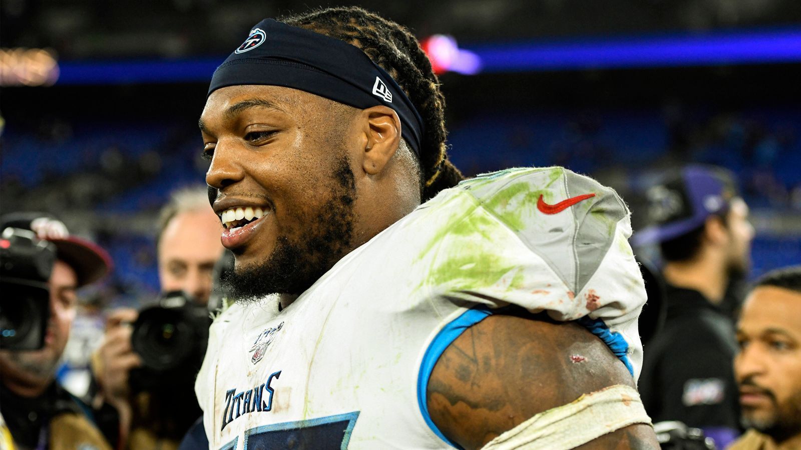 
                <strong>Mit einem starken Henry sind die Titans kaum bezwingbar </strong><br>
                Derrick Henry ist der Siegesgarant der Tennessee Titans. In den vergangenen zehn Spielen gewannen die Titans genau die sieben Spiele, in denen der Running Back mehr als 100 Yards erlief. Die drei Niederlagen innerhalb dieses Zeitraums ereigneten sich, als Henry zwei Mal weniger als 100 Yards erlief bzw. ein weiteres Mal gar nicht zum Einsatz kam. Ebenfalls beachtlich: Henry lief in den beiden vergangenen Playoff-Spielen für insgesamt 377 Yards. Inklusive seiner Leistung aus Week 17 ist er der erste Spieler der NFL-Geschichte, der in drei aufeinanderfolgenden Spielen jeweils für mindestens 180 Yards lief.
              