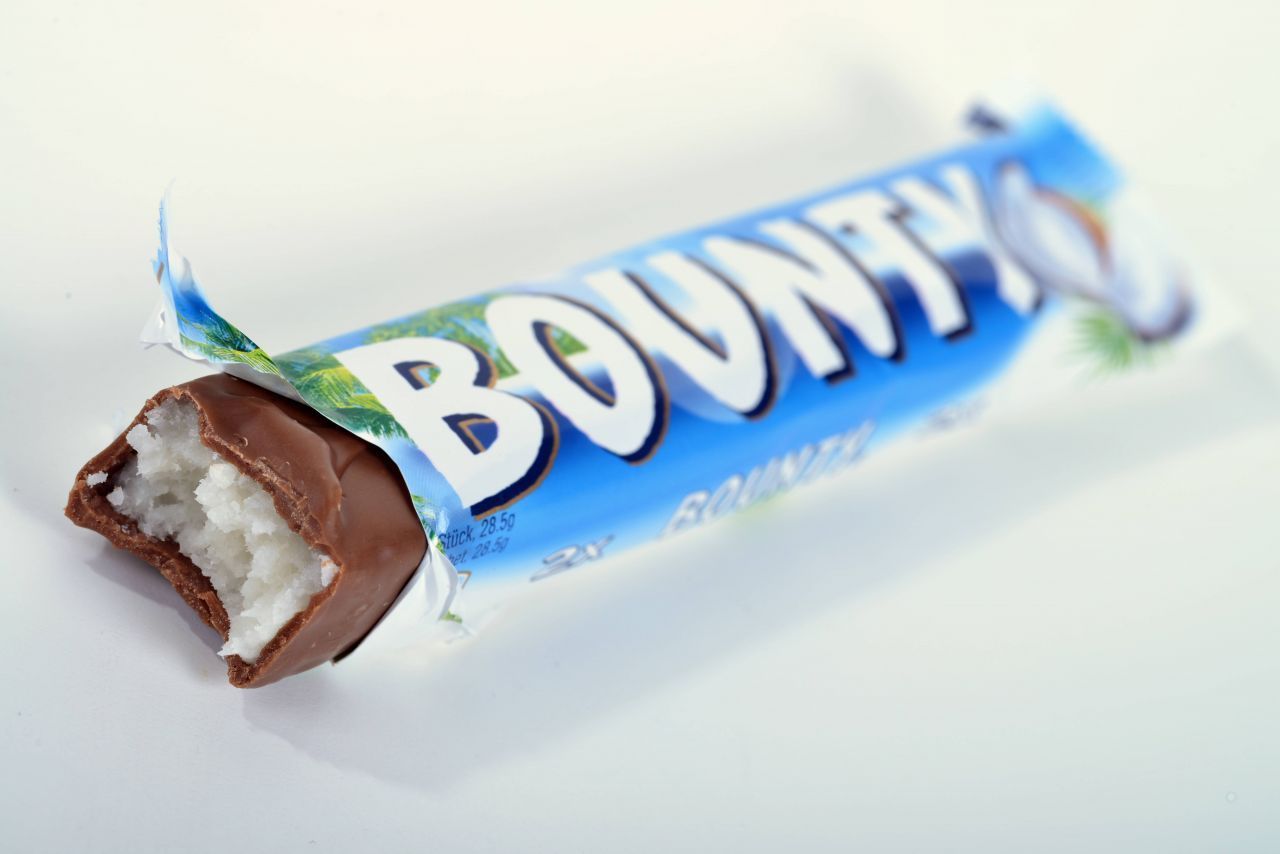 Üblicherweise sind 2 Hälften in einer Packung, "Bounty Trio" enthält drei Stücke. Die Riegel für den deutschsprachigen Markt produziert "Mars Austria" im österreichischen Breitenbrunn. Die verschiedenen Versionen werden auf bounty-insel.de präsentiert. Diverse Discounter bieten Nachahmer-Produkte an: unter anderem "CoconutBits" (Aldi Nord), "Romeo" (Aldi Süd) und "Cocos &amp; Choco" (Lidl).