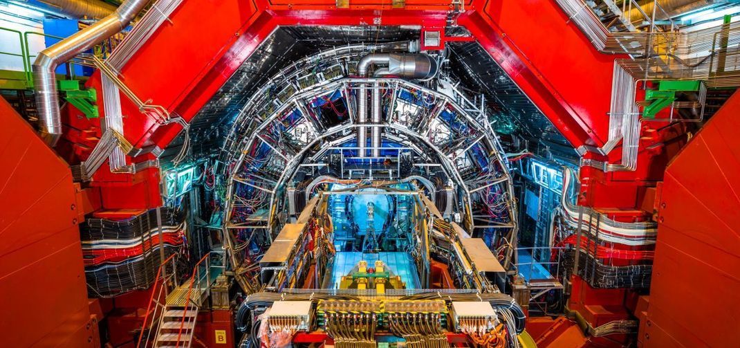 Wissenschaftler:innen ist es immerhin gelungen, sehr kleine Teilchen in die Nähe der Lichtgeschwindigkeit zu beschleunigen. Im CERN-Teilchenbeschleuniger in der Schweiz flogen Protonen mit 99,988 Prozent der Lichtgeschwindigkeit im Kreis. Die Masse der flitzenden Wasserstoffkerne stieg dabei auf ungefähr das 4250-fache ihrer Masse im Ruhezustand.