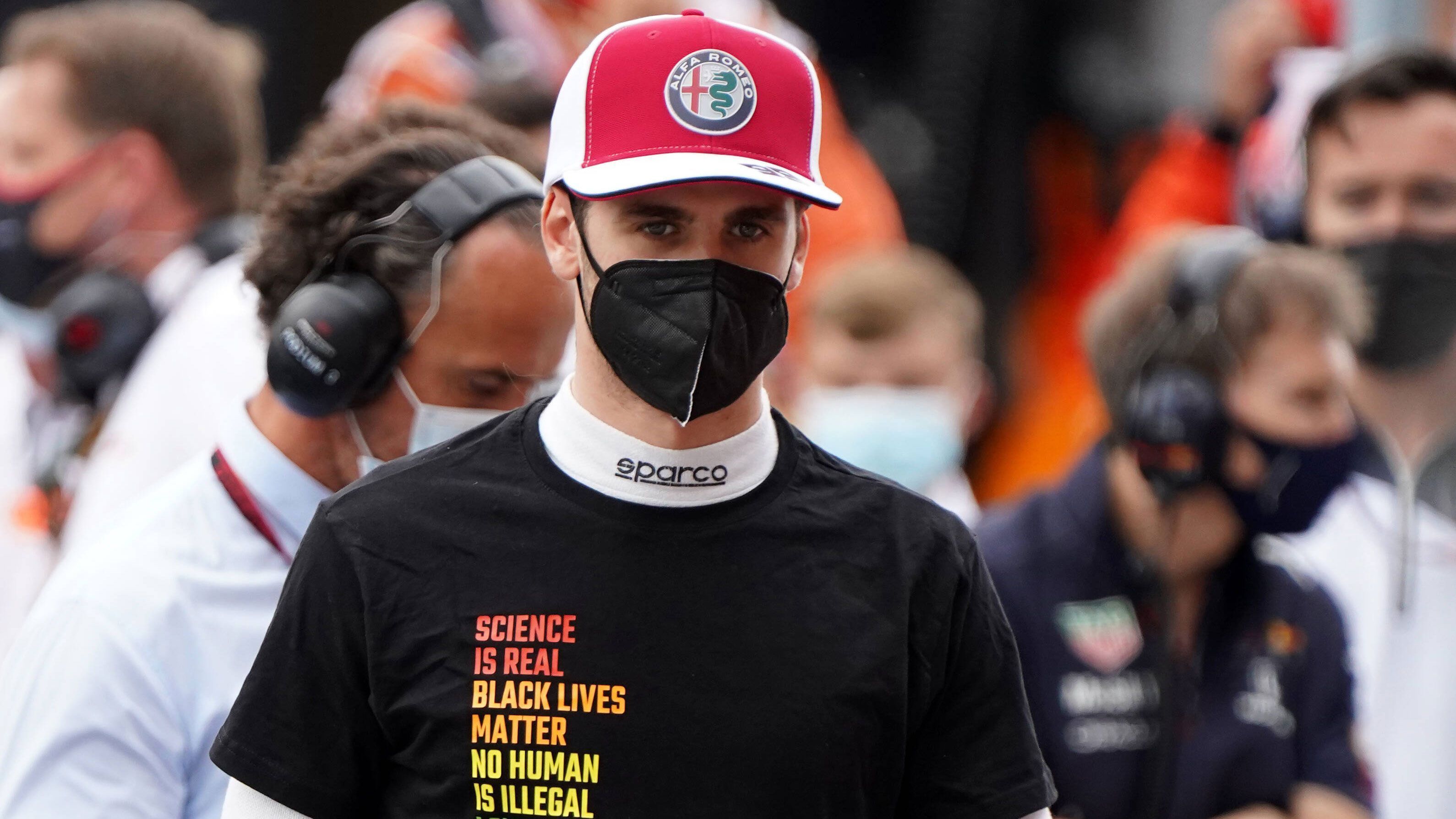 
                <strong>Antonio Giovinazzi (Alfa Romeo Racing)</strong><br>
                Beim Großen Preis von Italien versuchte Antonio Giovinazzi kurz vor Ablauf der Uhr noch eine schnelle Qualifying-Runde zu fahren. Mazepin wollte seine Zeit ebenfalls noch verbessern und setzte sich in den Windschatten des Italieners. Auf der Start-Ziel-Geraden zog Mazepin vorbei und blockierte Giovinazzi in der ersten Kurve so, dass dieser seine Runde abbrechen musste. Der Alfa-Romeo-Fahrer fluchte am Funk und fragte, "was zur Hölle" Mazepin da mache. Pikant dabei: In der Formel 1 gilt ein Gentlemans Agreement, dass im Qualifying nicht vordrängelt wird. Davon hatte Mazepin anscheinend noch nichts gehört.
              