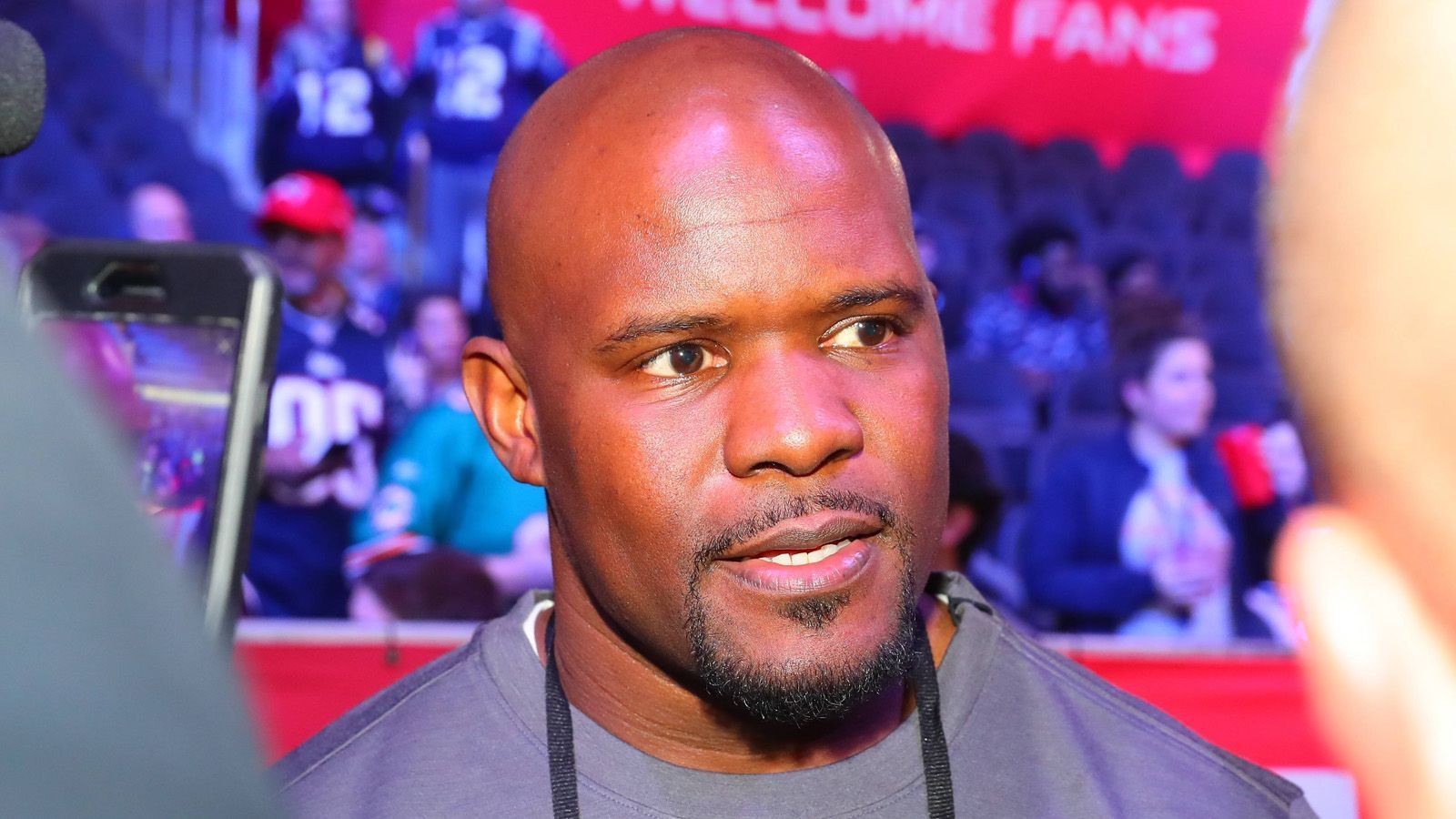 
                <strong>Brian Flores - Linebackers Coach (New England Patriots)</strong><br>
                Der New Yorker Brian Flores bestreitet aktuell seine elfte Saison als Trainer bei den Patriots. Seinen ersten Job bei dem Team aus Boston nahm er aber schon 2004 an, damals als Scouting Assistant. Vier Jahre später wurde er als Coaching Assistant ins Trainerteam befördert. Unter seiner Führung konnten die Linebacker der Patriots 2017 den fünften Platz in der Liga erreichen. Seit dieser Saison ist er für das defensive Playcalling verantwortlich.
              