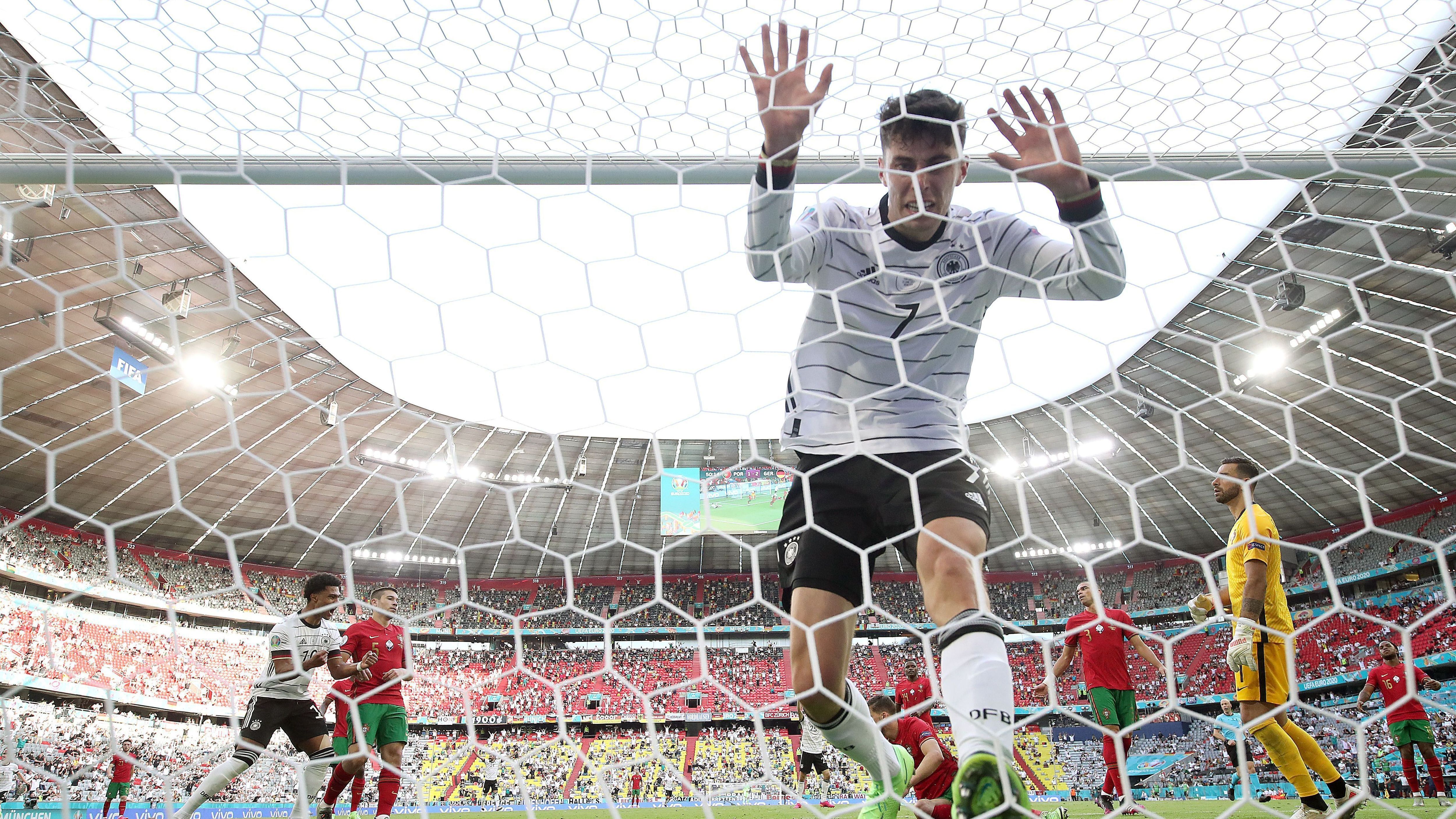 
                <strong>Keiner war jünger: Kai Havertz schreibt deutsche EM-Geschichte</strong><br>
                ... Das zwischenzeitliche 4:1 ging auf das Konto von Chelsea-Star Kai Havertz, der gegen Portugal nicht nur sein erstes Tor bei einem großen Turnier verbuchen konnte, sondern damit auch ein Stück deutsche EM-Geschichte schrieb. Mit 22 Jahren und acht Tagen stieg der ehemalige Leverkusener zum jüngsten DFB-Torschützen während einer Europameisterschaft auf. 
              