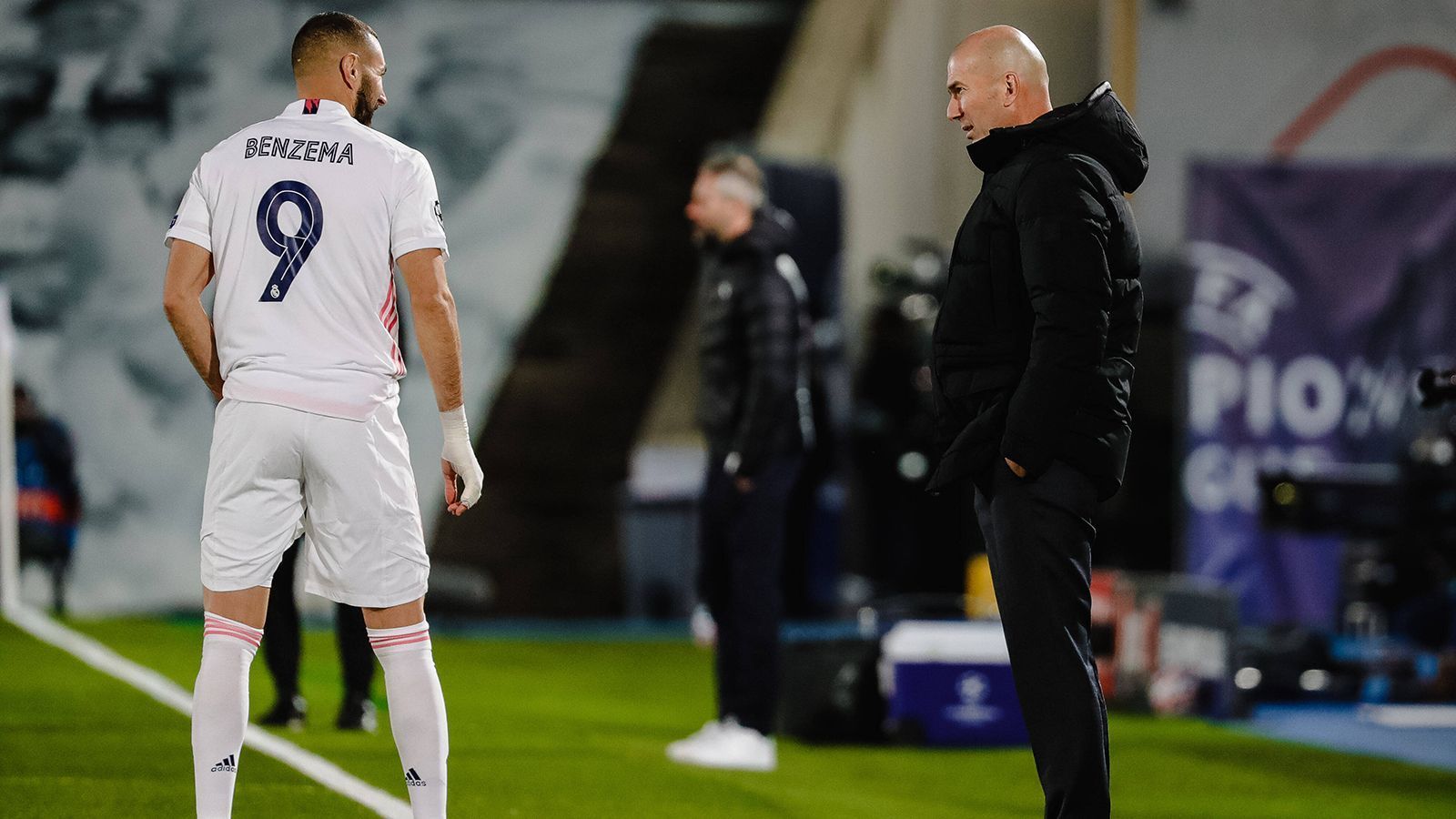 
                <strong>Zidane gewinnt sein Endspiel gegen Gladbach</strong><br>
                Dieses letzte Spiel um den Einzug in die K.o.-Runde gegen Gladbach, es wurde zum Endspiel für die Trainerikone hochstilisiert. Und sein Team? Es lieferte! Dank eines 2:0-Siegs schaffte es Real (ironischerweise sogar noch als Gruppenerster) in das Achtelfinale. Und nicht nur das: In der Liga gab es in der Folge das erste Mal vier Siege am Stück. Die Königlichen spielten zwar nicht wie im Rausch, sie zauberten nicht, bekamen aber genug Stabilität in ihre Leistungen, um in der Liga auf den zweiten Rang zu springen.
              