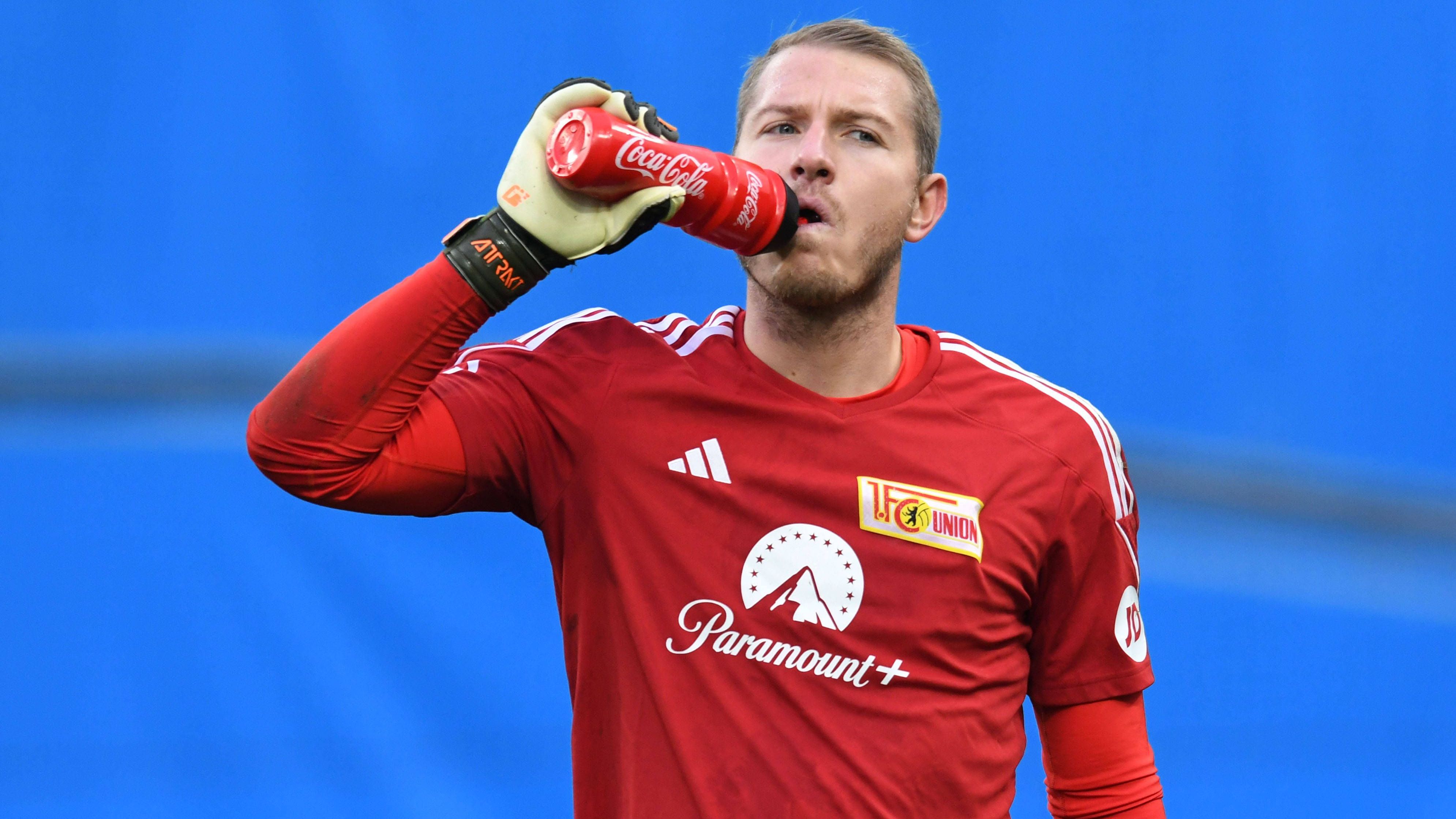 <strong>1. FC Union Berlin</strong><br><strong>Zugänge:</strong>&nbsp;<br>Laszlo Benes (Hamburger SV, 3 Mio. Euro, langfristiger Vertrag)<br>Leopold Querfeld (Rapid Wien, 3 Mio. Euro,&nbsp;langfristiger Vertrag)<br>Ivan Prtajin&nbsp;(SV Wehen Wiesbaden, 1 Mio. Euro, langfristiger Vertrag)<br>Alex Kral (Spartak Moskau nach Leihe, ablösefrei)<br><br><strong>Abgänge:<br></strong>Jamie Leweling (VfB Stuttgart, 5 Mio. Euro, war zuletzt ausgeliehen)<br>Aissa Laidouni (Al-Wakrah SC, 4,5 Mio. Euro)<br>Mikkel Kaufmann&nbsp;(Heidenheim, 1,25 Mio. Euro)<br>Jakob Busk (Foto, vereinslos)<br>Robin Knoche (Nürnberg)<br>Morten Thorsby (CFC Genua, 4 Mio. Euro)<br>Keita Endo (FC Tokio, Ablöse unbekannt)<br>Lennart Grill (Eintracht Braunschweig, Leihe)