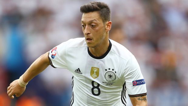 
                <strong>Mesut Özil</strong><br>
                Mesut Özil: Deutlich involvierter als bisher bei dieser Europameisterschaft. Alles, was man ihm an Spielfreude zuvor abgesprochen hatte, merkte man ihm gegen einen teilweise überforderten Gegner endlich wieder an. Bleibt zu hoffen, dass er diese Einstellung auch dann zeigt, wenn er weniger Platz bekommt. ran-Note: 2-
              